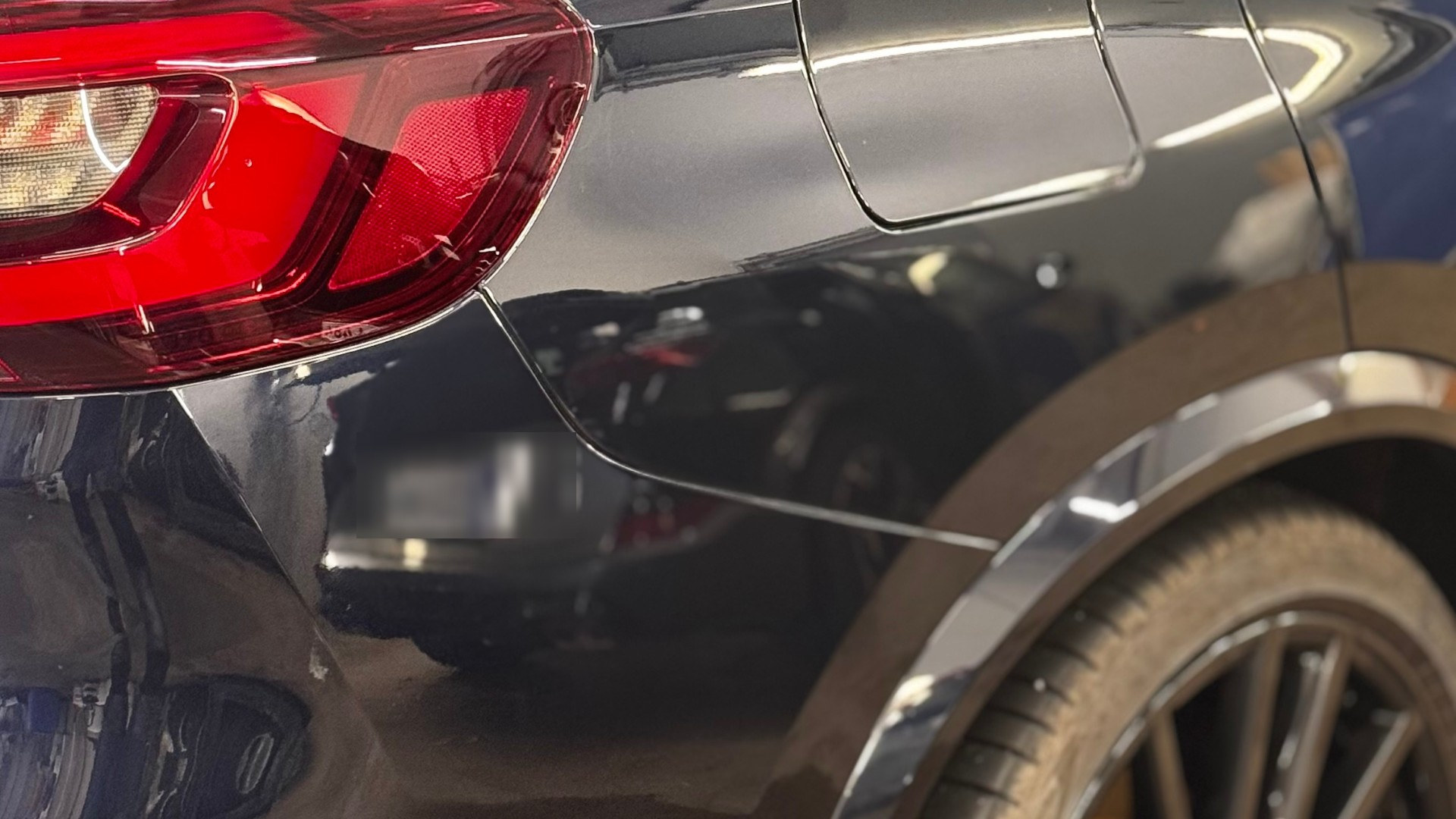 Musta BMW X5 poleeritud pind lähivõttes