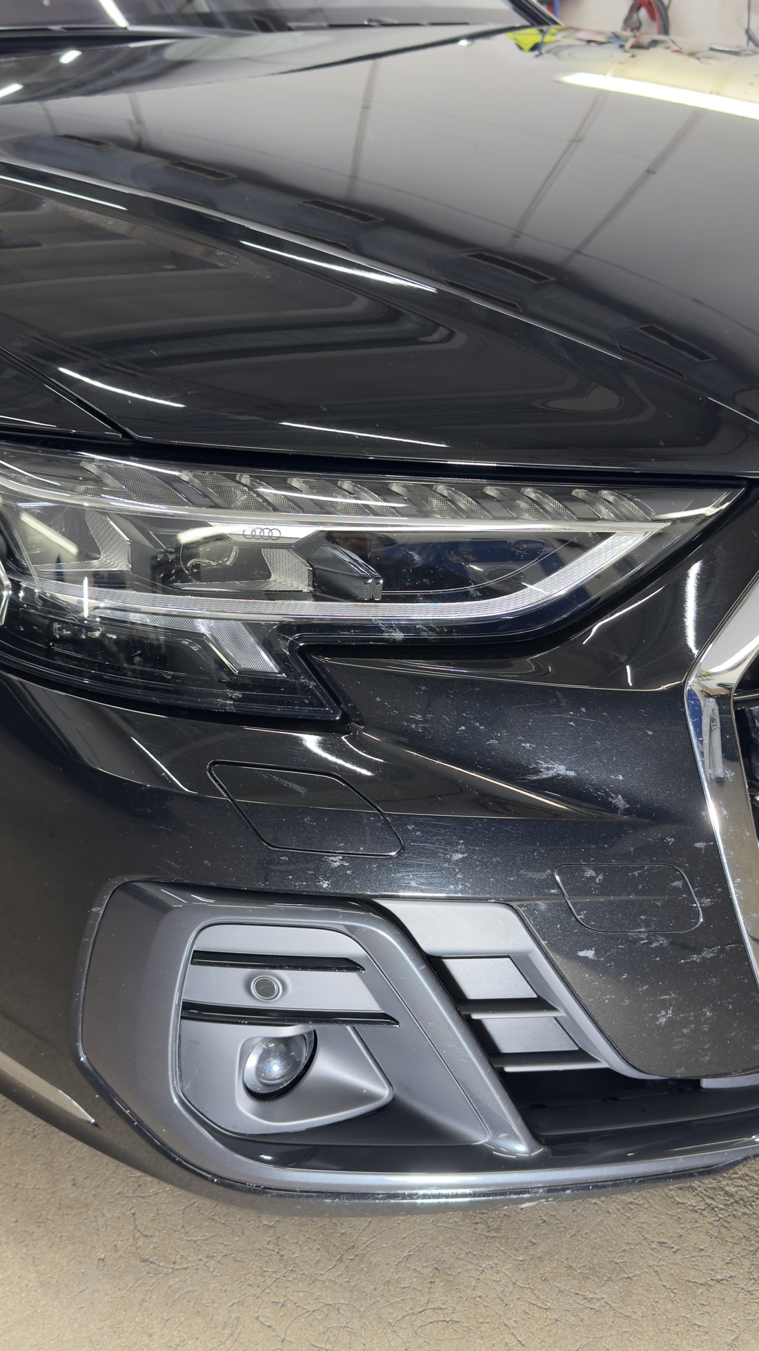 Audi A8 esistange ja esituli enne poleerimist, stangel heledad jäljed