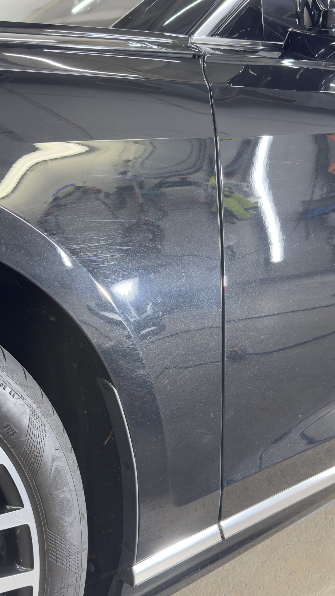 Audi A8 esitiib enne poleerimist, rattakoopa kohal tihe kriimuvõrk