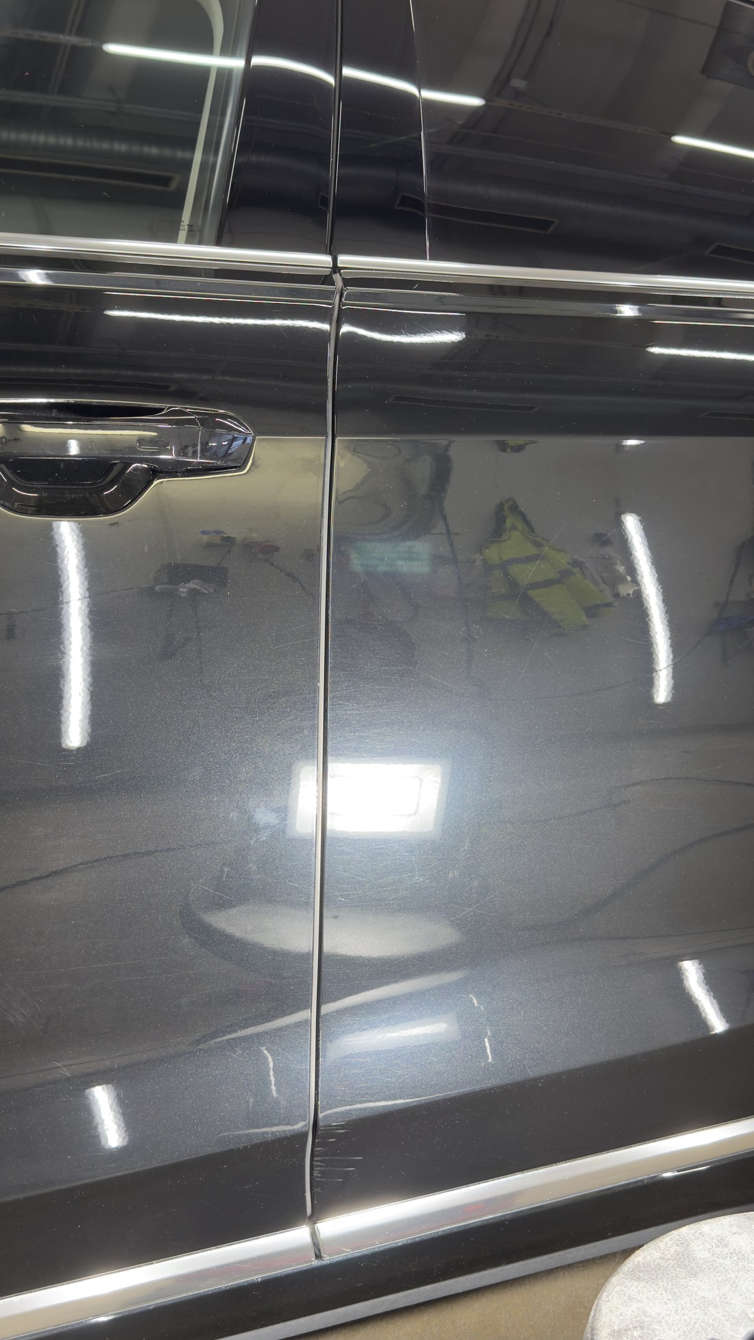 Audi A8 esiukse ja tagaukse vahe enne poleerimist, pinnal peened kriimud