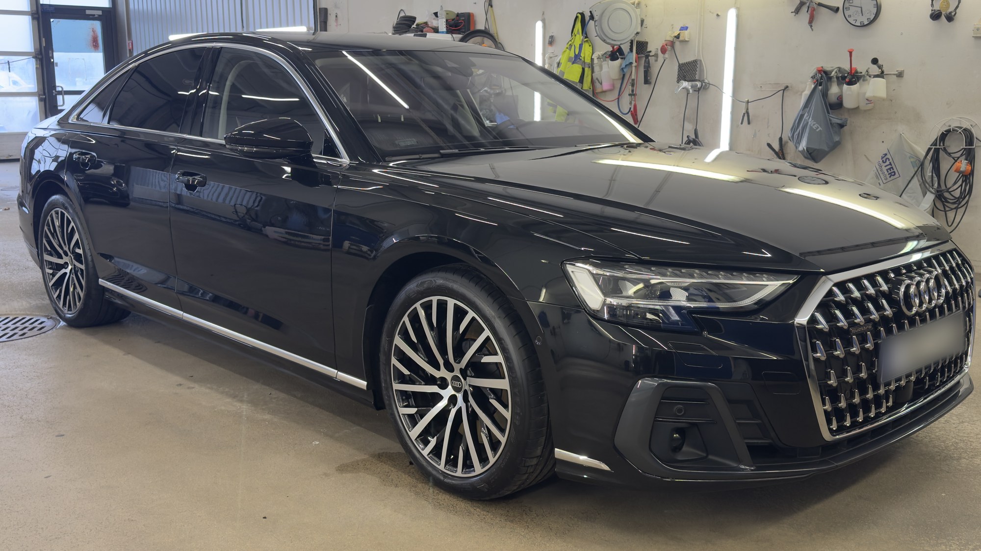 Must Audi A8 esinurga vaates pärast poleerimist ja keraamilist kaitset