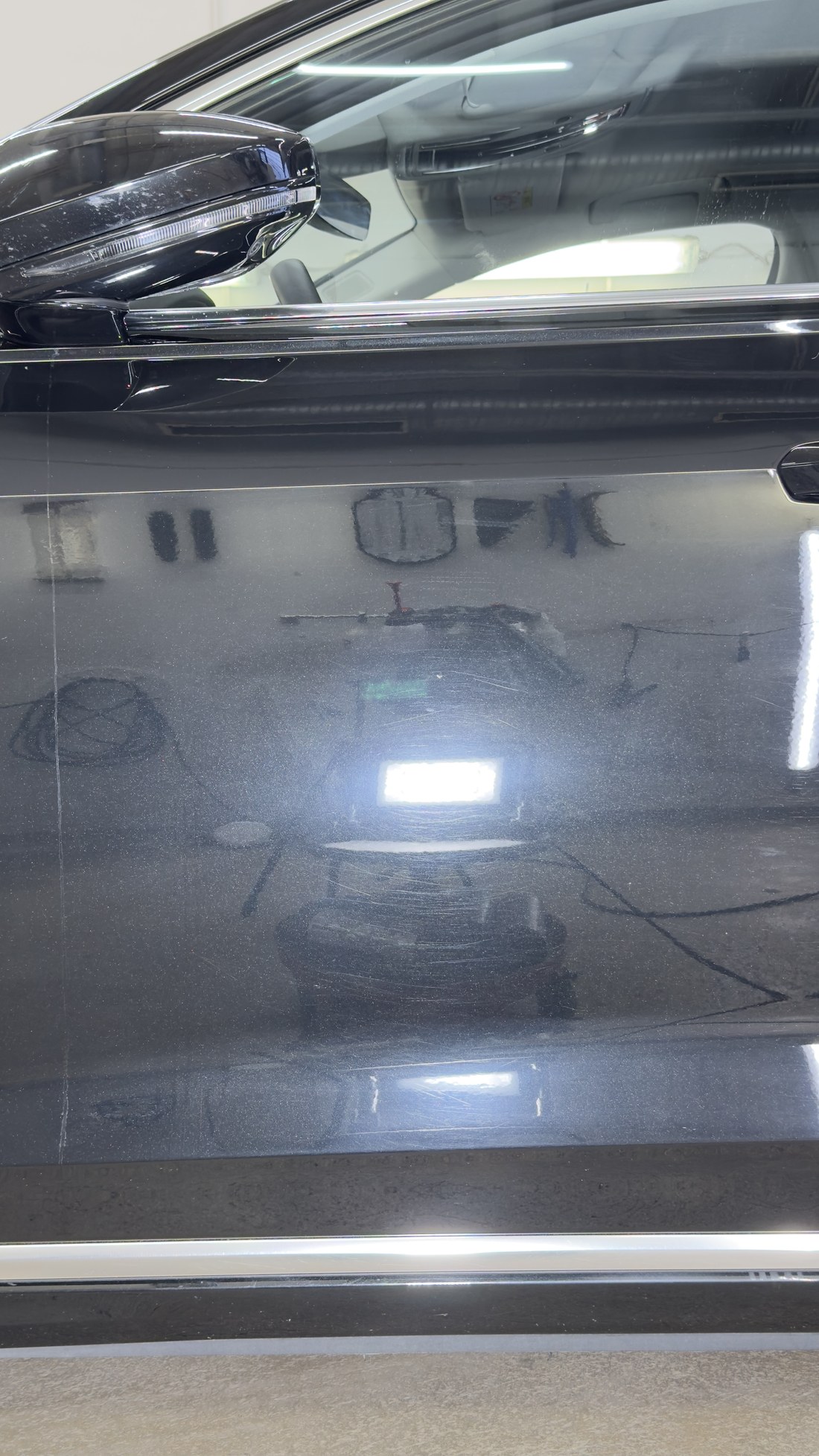 Audi A8 juhiuks enne poleerimist, kontrolllambi peegelduse ümber peen kriimuvõrk