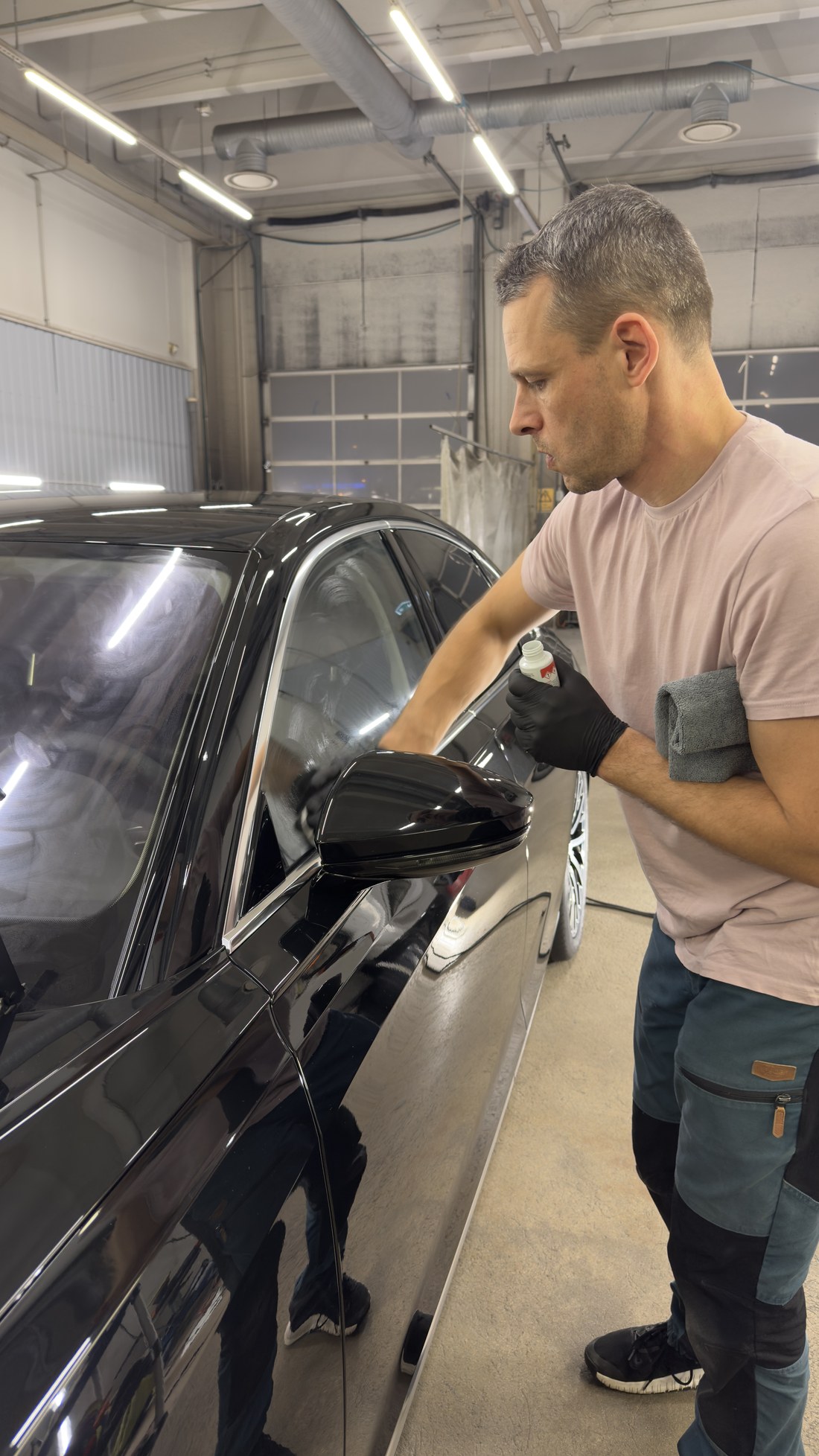 Klaasikaitse pealekandmine Audi A8 küljeklaasile väikesest pudelist