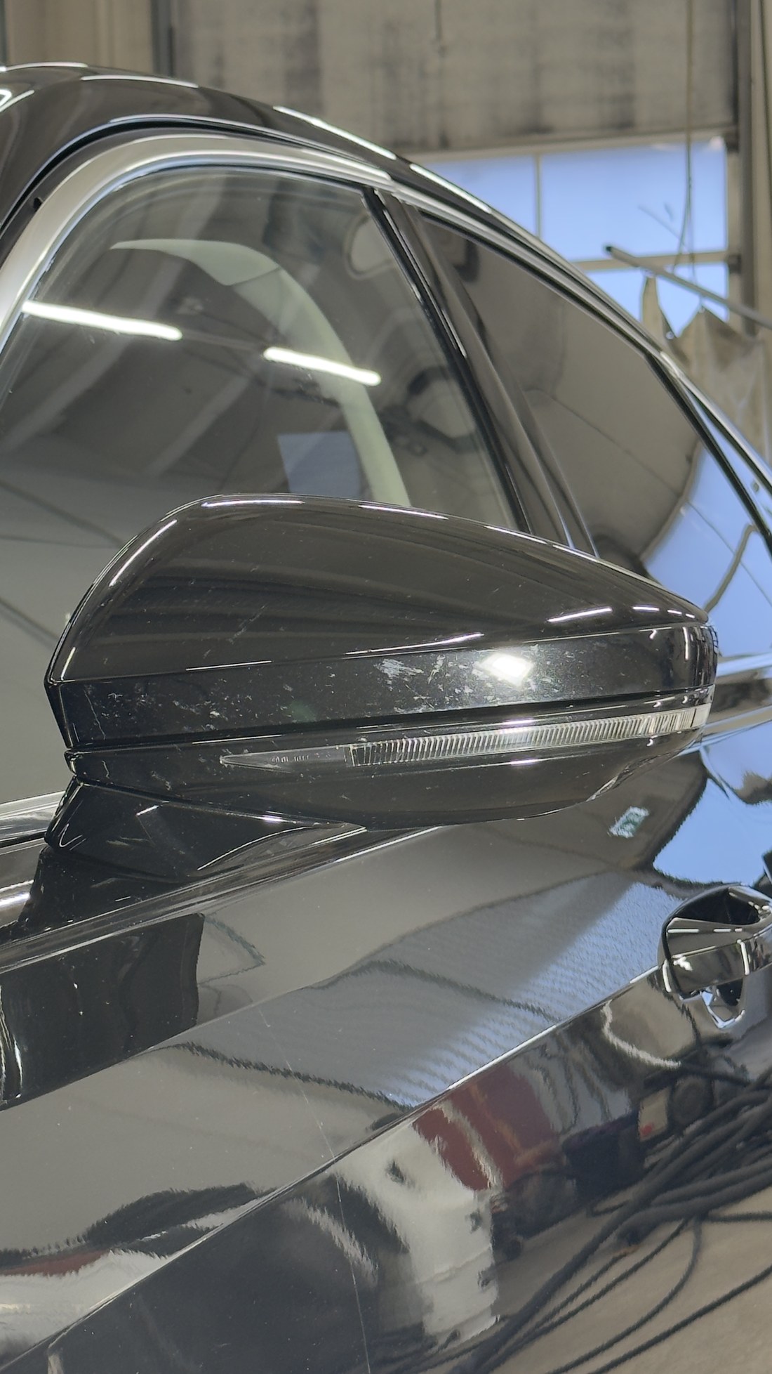 Audi A8 peeglikorpus enne poleerimist, küljel heledad kriimud