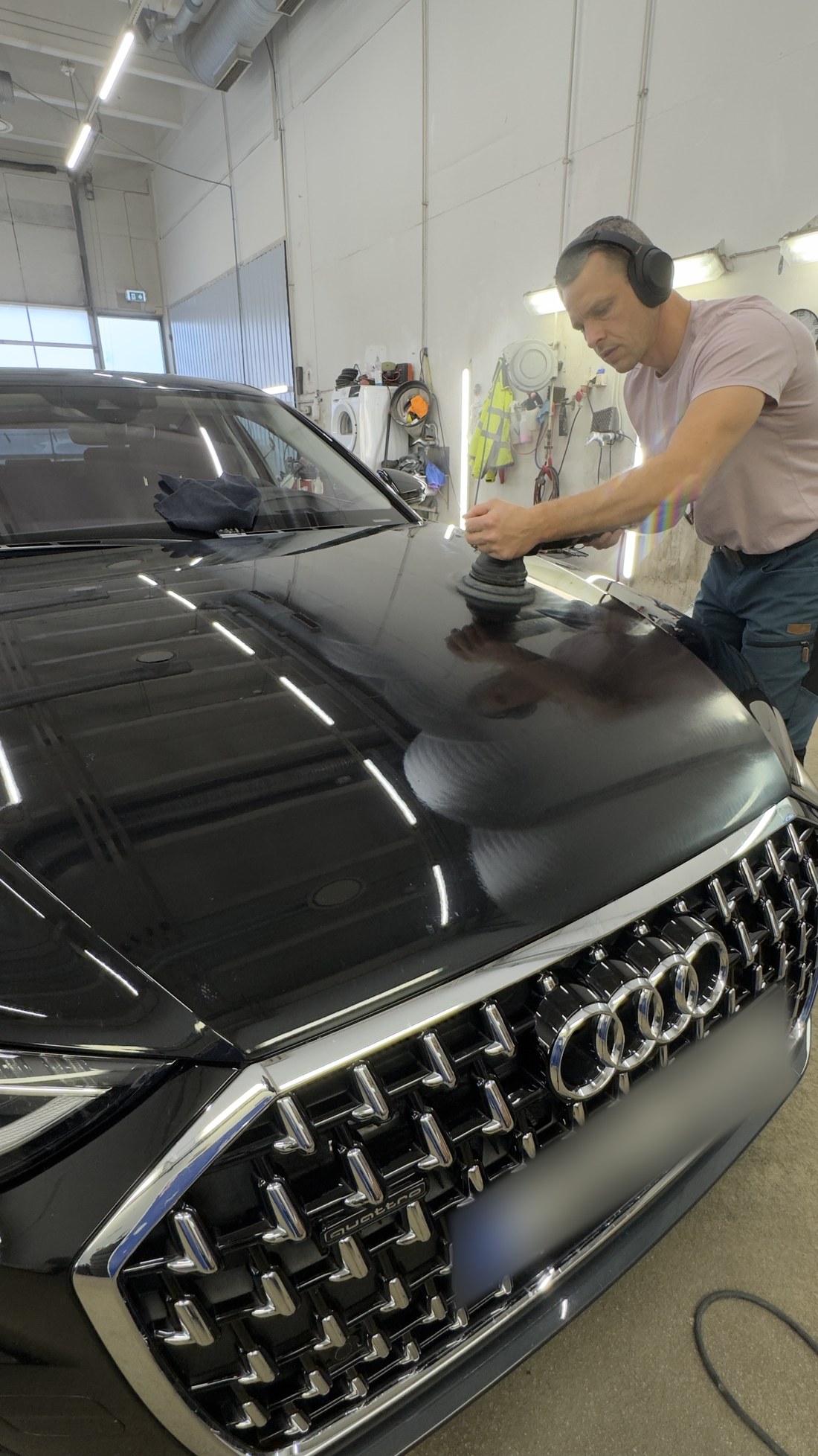 Audi A8 kapoti poleerimine villapadjaga töökojas