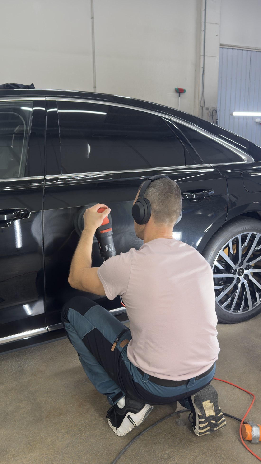 Audi A8 tagaukse poleerimine masinaga, kõrvaklapid peas
