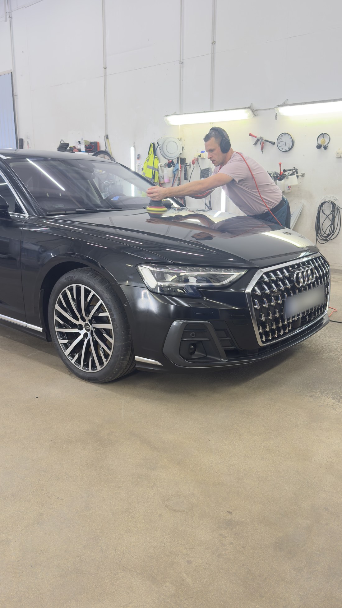 Audi A8 kapoti viimistlus kollase padjaga, auto esinurga vaates