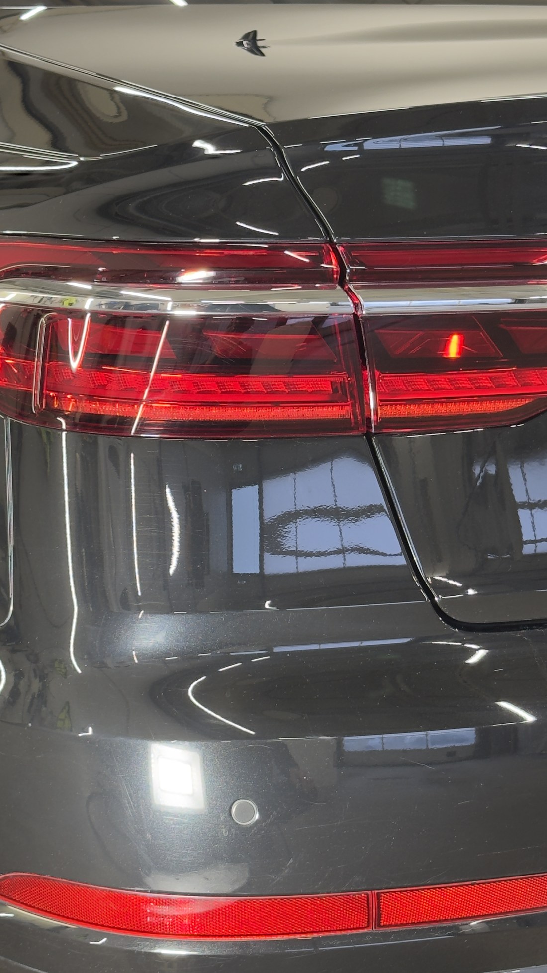 Audi A8 tagatuli ja tagastange enne poleerimist, pinnal kriimud ja udu