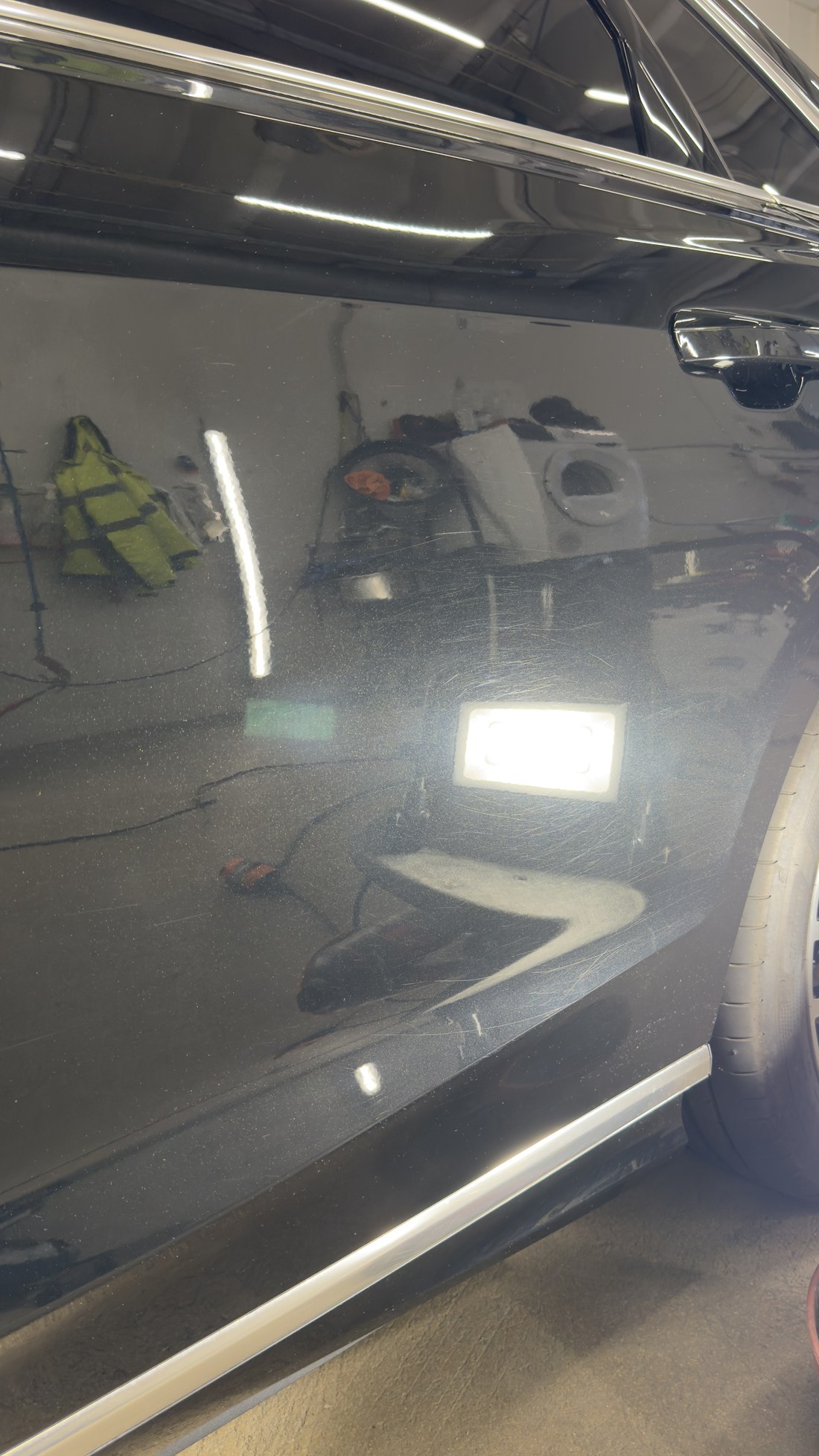 Audi A8 tagauks ja tagatiiva serv enne poleerimist, lambi all kriimud