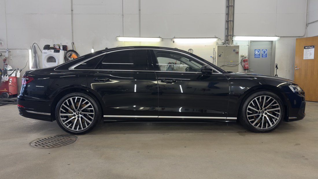 Must Audi A8 küljevaates töökojas pärast poleerimist ja keraamilist kaitset