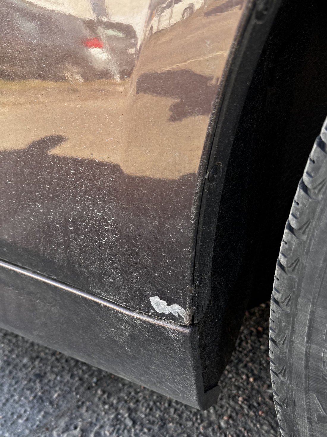 BMW 330e esimese poritiiva alumine serv enne poleerimist, pind on hall ja kriimuline