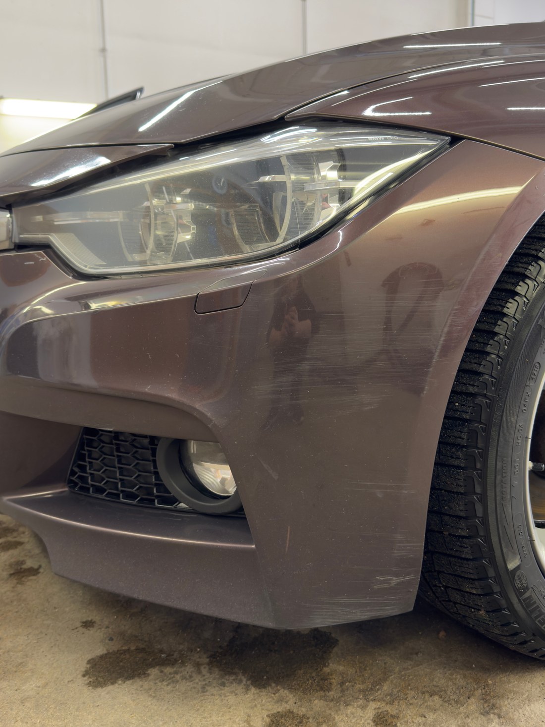 BMW 330e esistange nurk enne poleerimist, pinnal on hõõrdejäljed ja kriimud