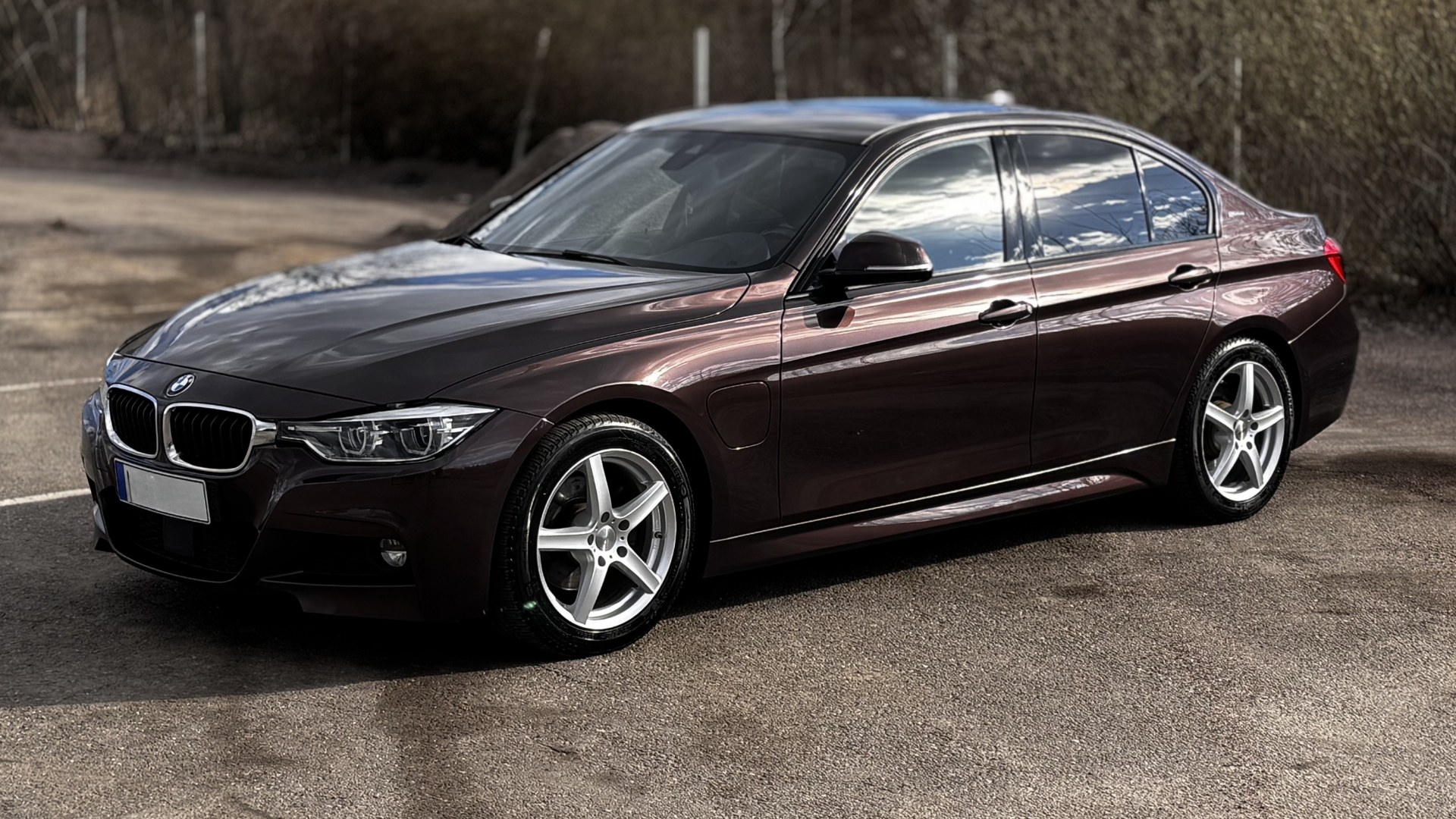 Pruun metallik BMW 330e pärast kere poleerimist