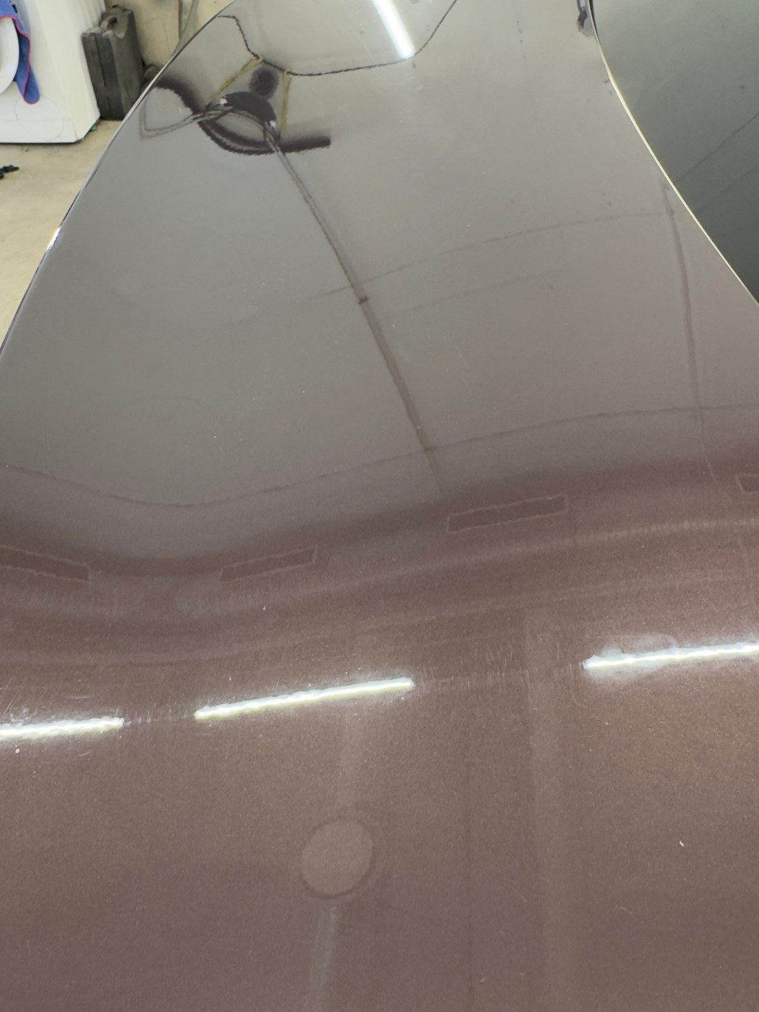 BMW 330e tagaluuk enne poleerimist, pind on tuhm ja peegeldus udune