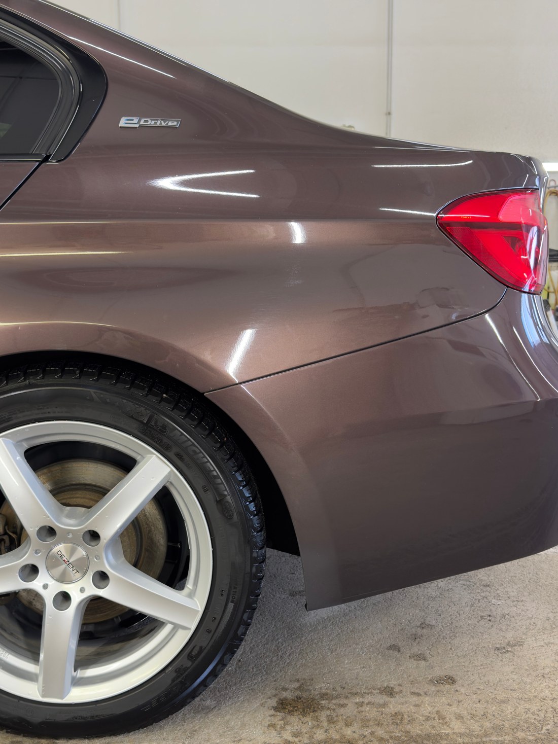 BMW 330e tagatiib ja tagatule ümbrus enne poleerimist