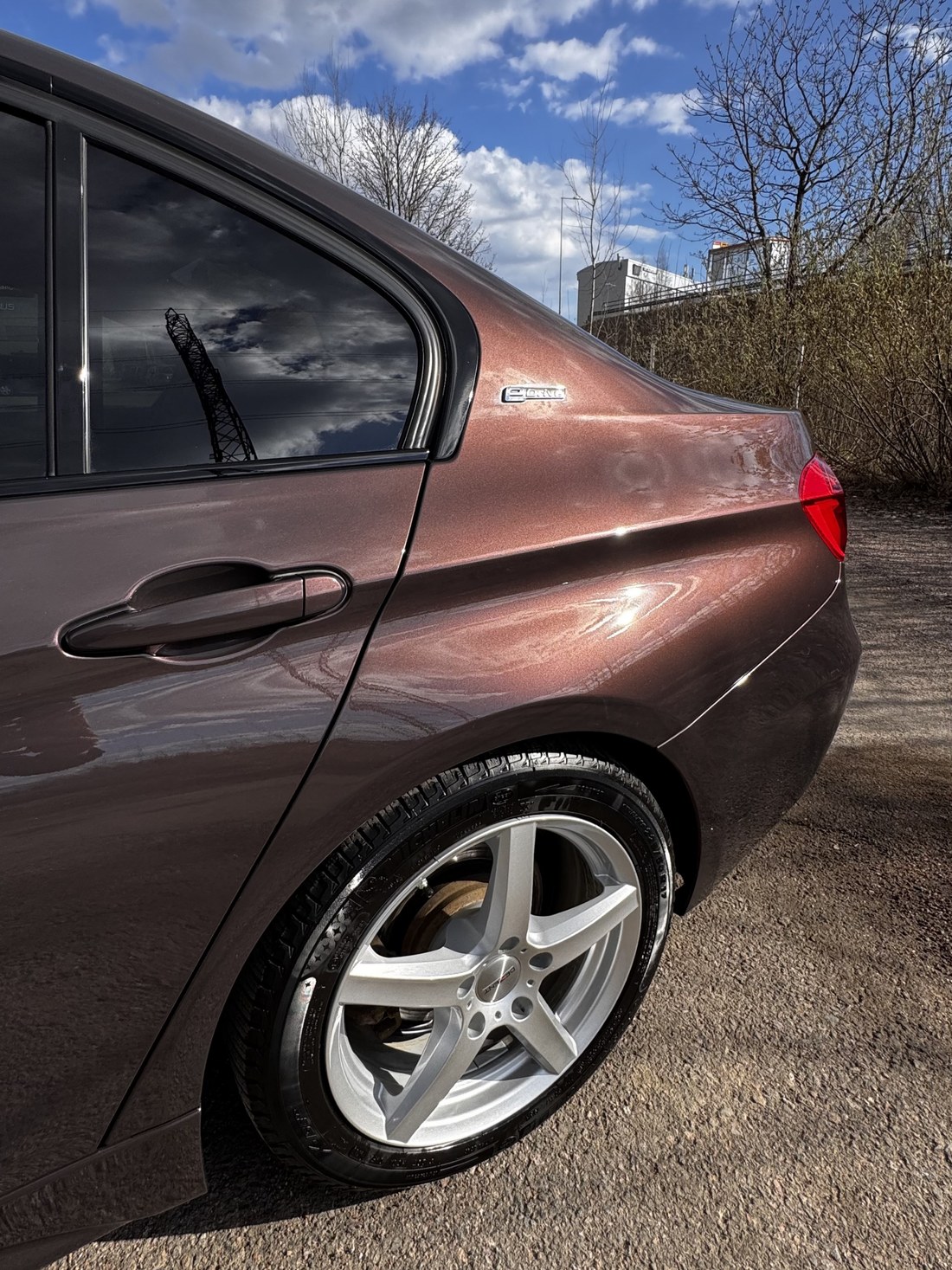BMW 330e tagumine veerand õues pärast tööd, pilved peegelduvad lakil