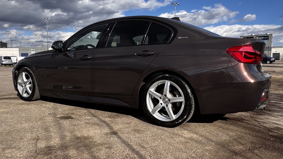 Pruun BMW 330e tagant vaates õues pärast kere poleerimist