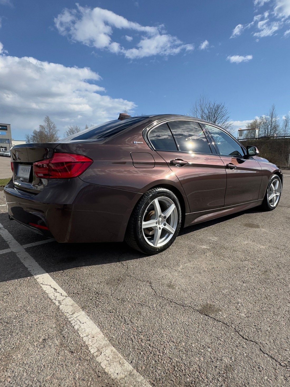 BMW 330e tagant kolmveerandvaates õues pärast poleerimist