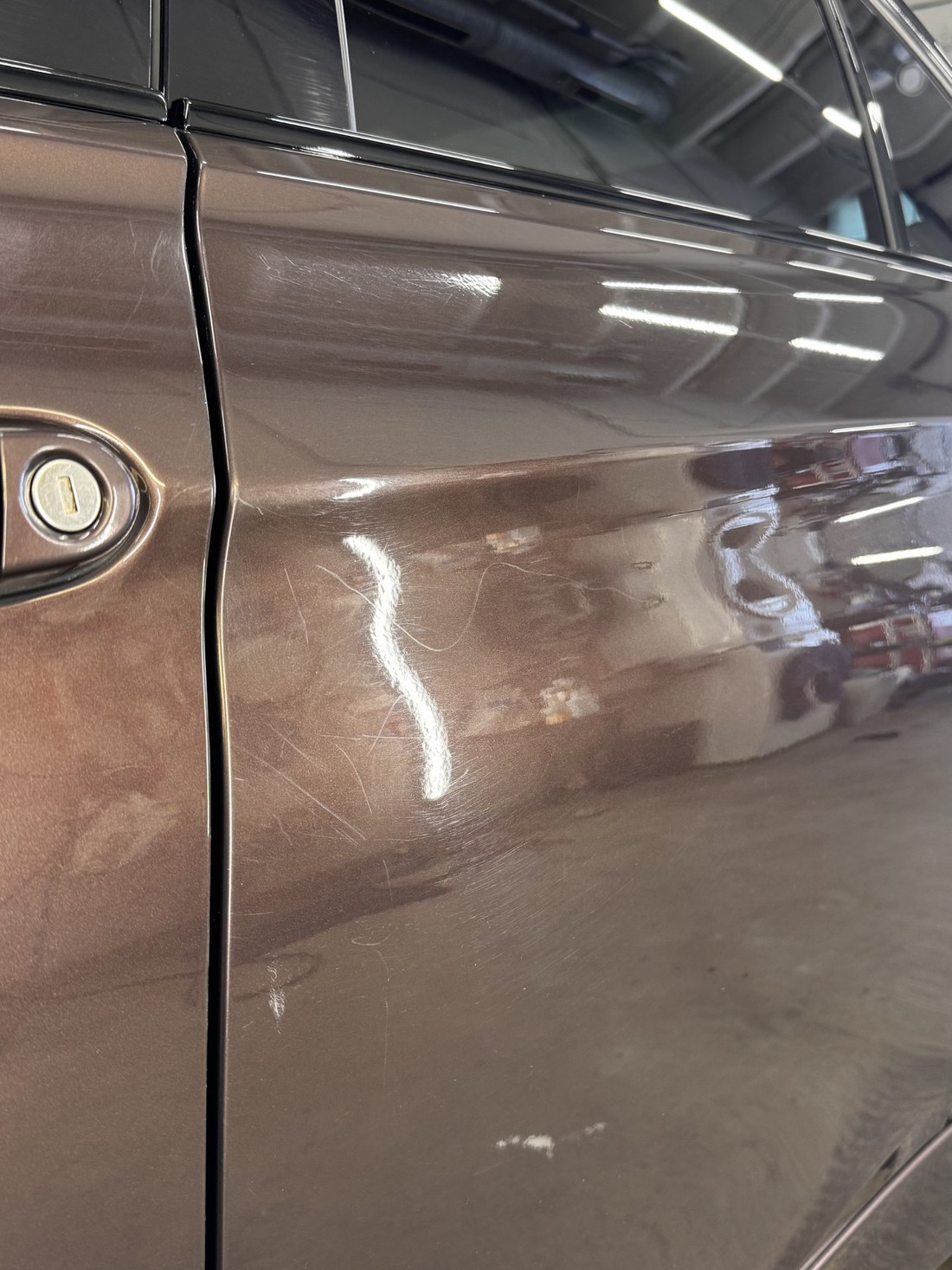 BMW 330e ukselingi ümbrus enne poleerimist, lakil on tihe kriimude võrk