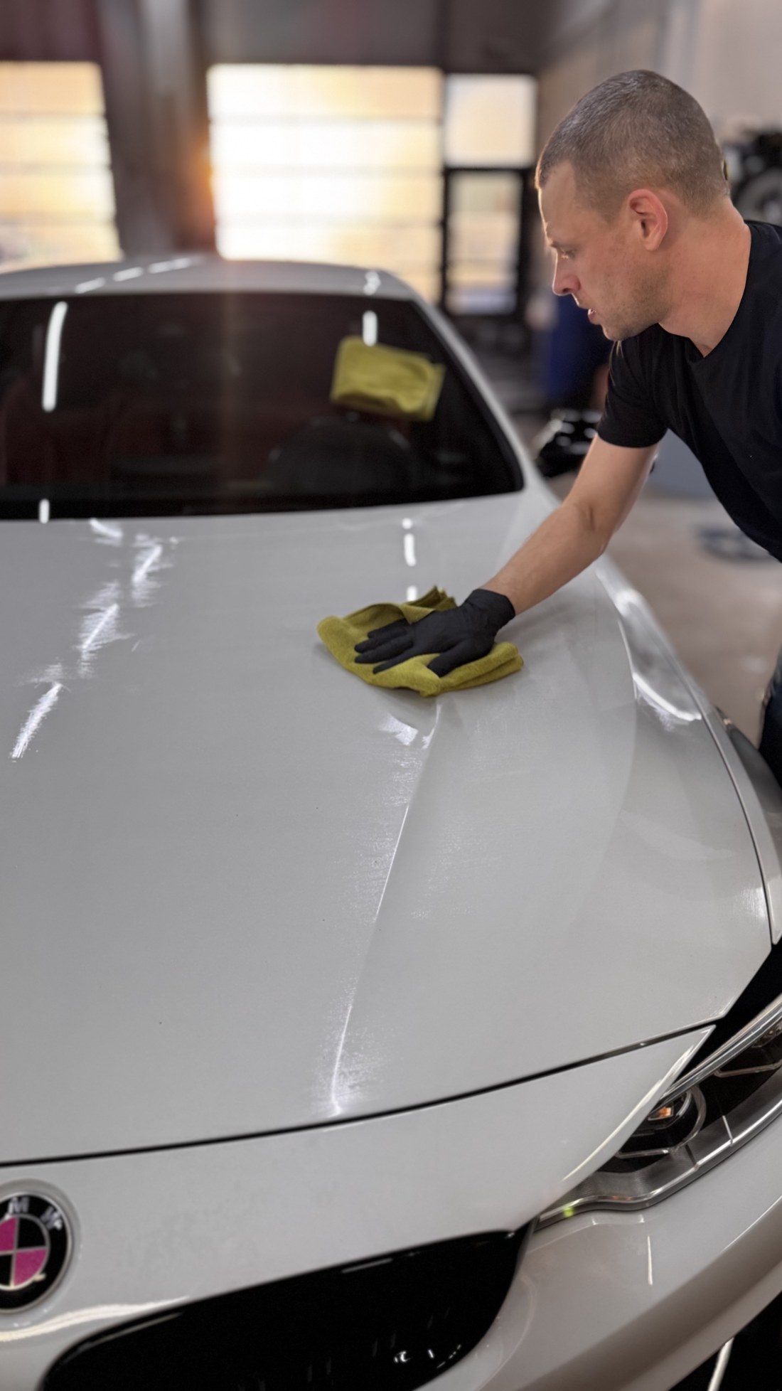 Katte tasandamine ja buff kollase mikrofiibriga BMW 428i kapotil