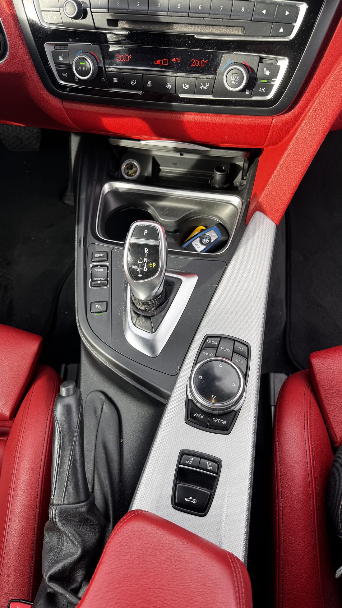 BMW 428i keskkonsool ja käigukang enne salongi puhastust