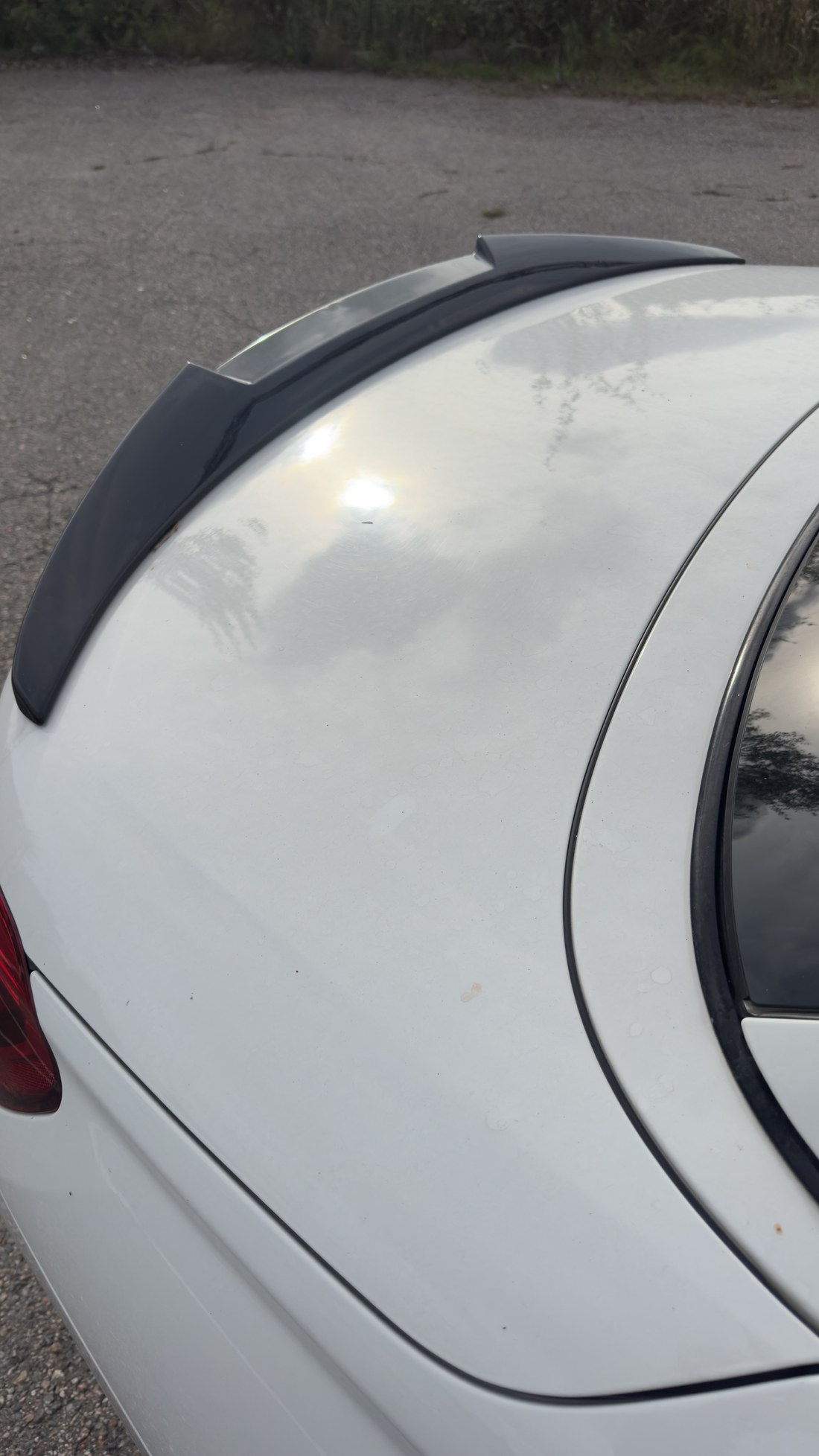 BMW 428i pagasiluuk ja spoiler enne tööd, pinnal mustus ja tuhm peegeldus