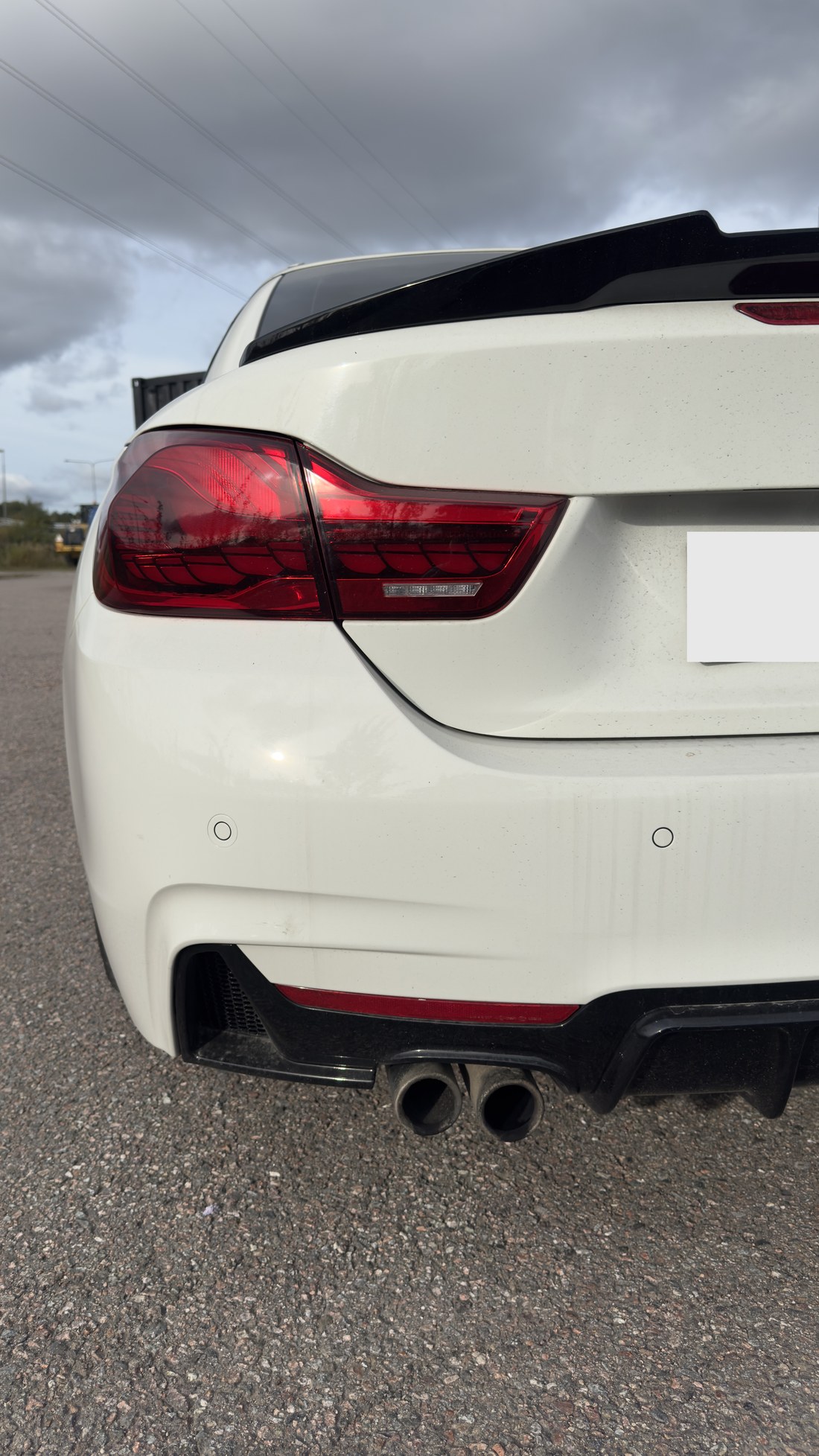 BMW 428i tagaosa ja tagatuled enne tööd pilvise taeva all