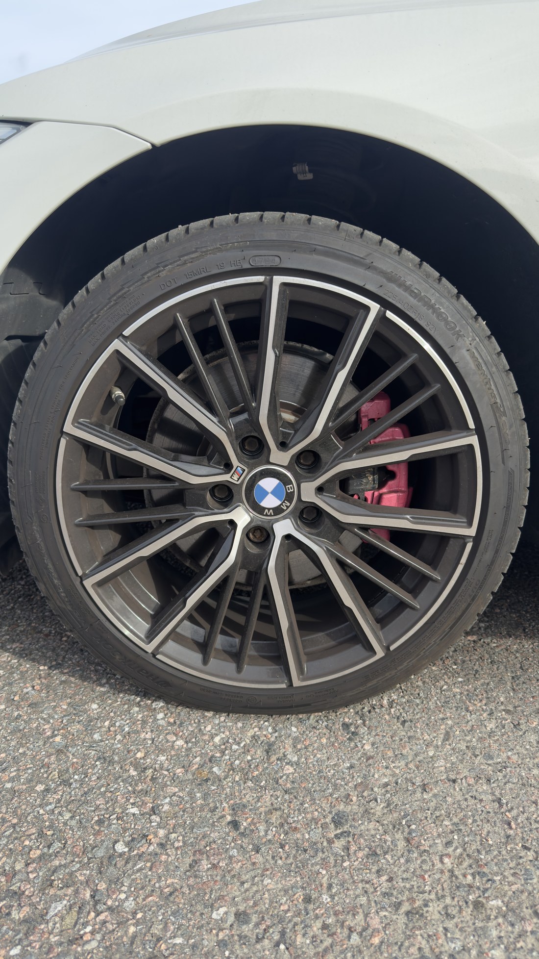 BMW 428i tumeda velje kodarad ja punane pidurisadul enne pesu, kodaratel piduritolm