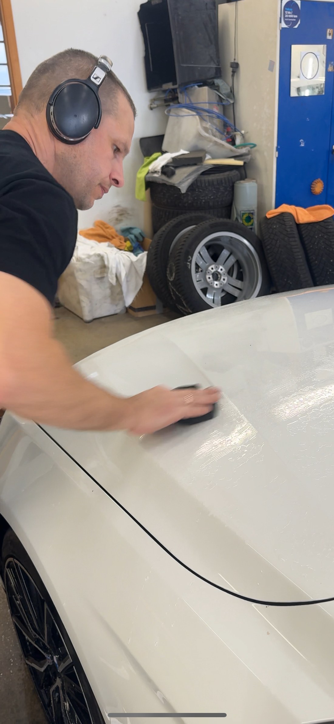 Käsi savitab BMW 428i märga kapotti