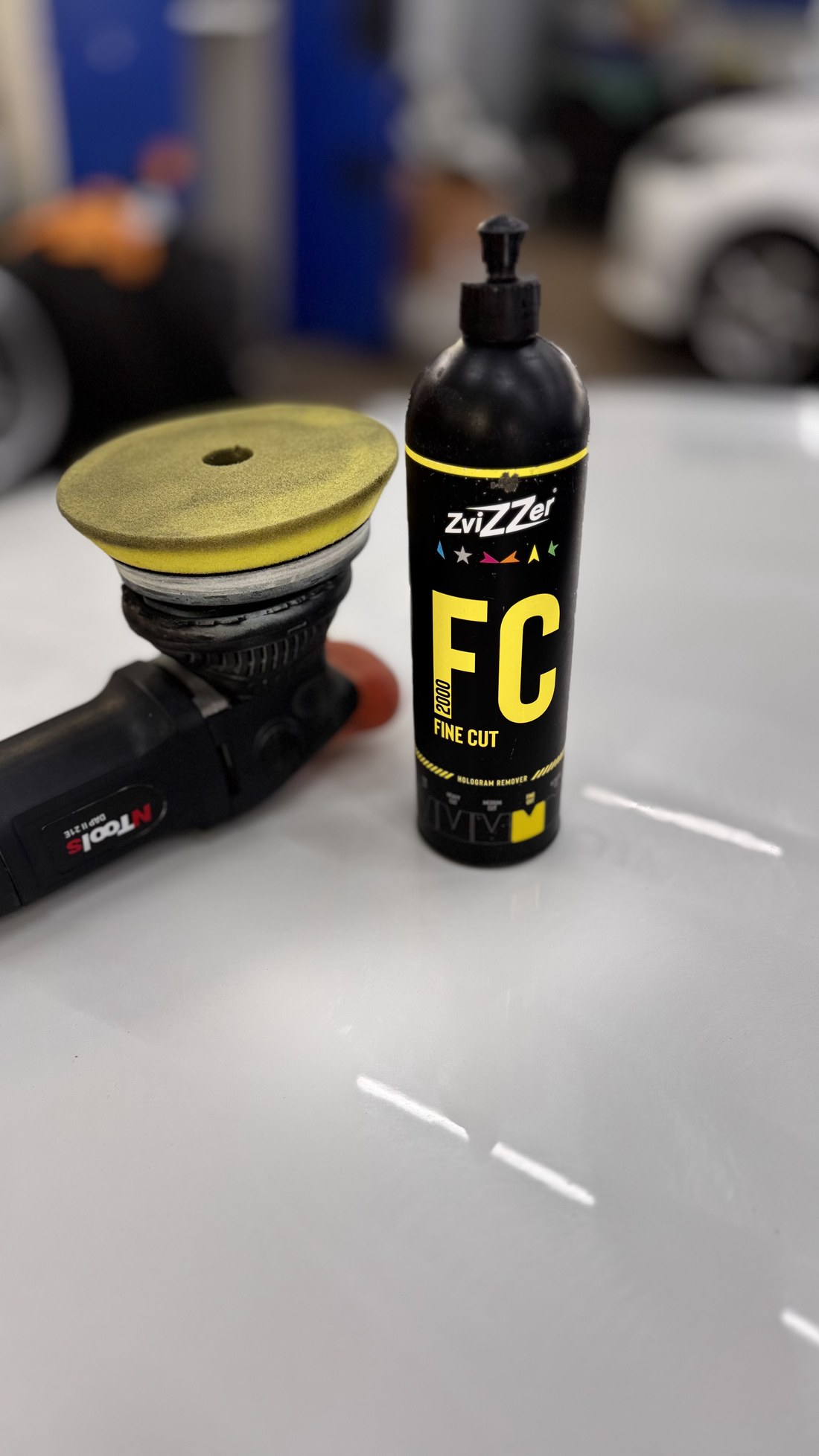 ZviZZer FC Fine Cut viimistluspasta ja kollane viimistluspadi auto pinnal