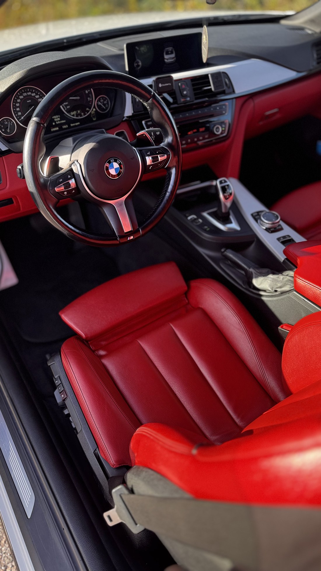 BMW 428i cabrio salong pärast hooldust, punane nahk ja must armatuur