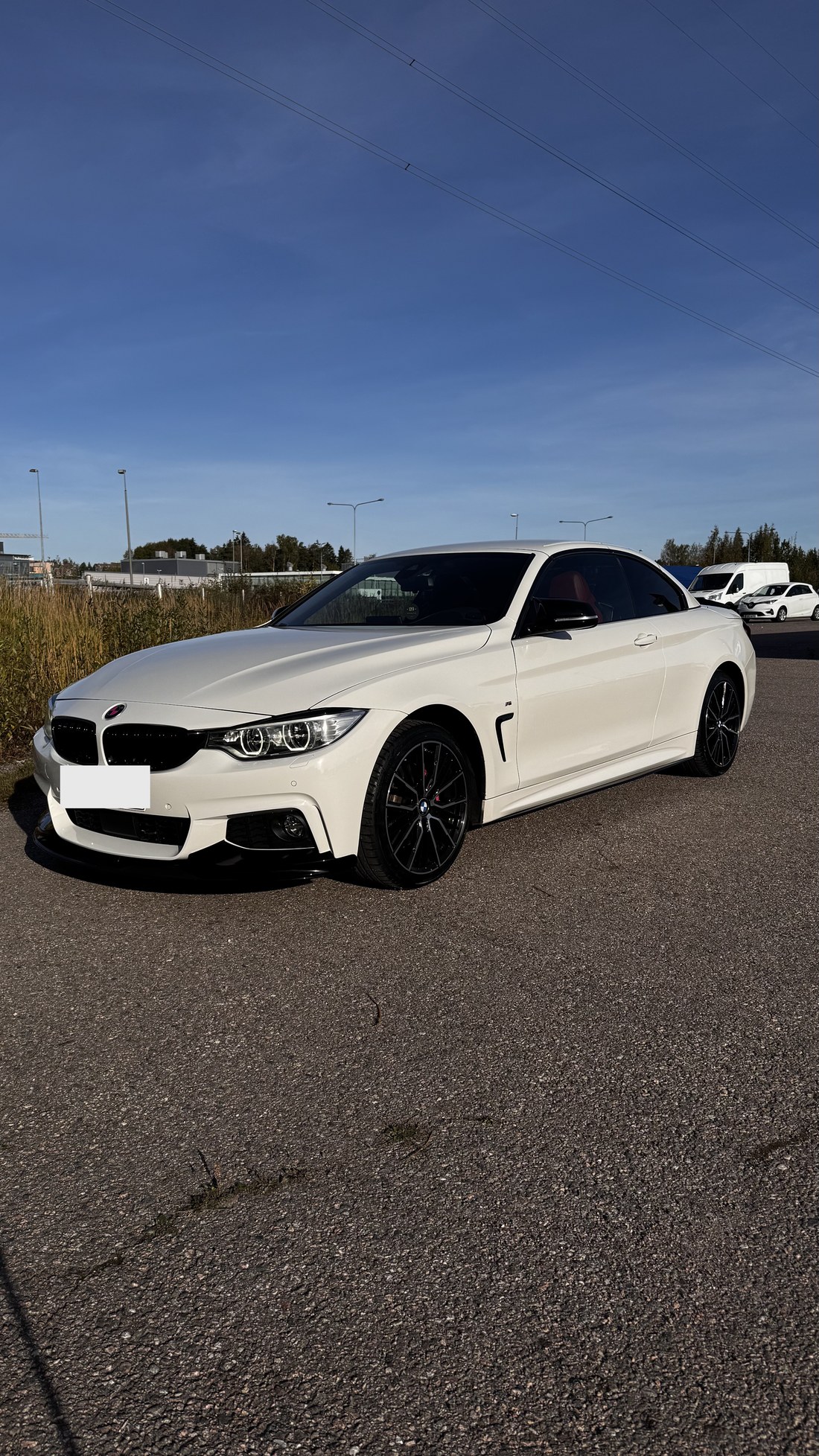 Valge BMW 428i cabrio esiotsa vaade õues pärast tööd