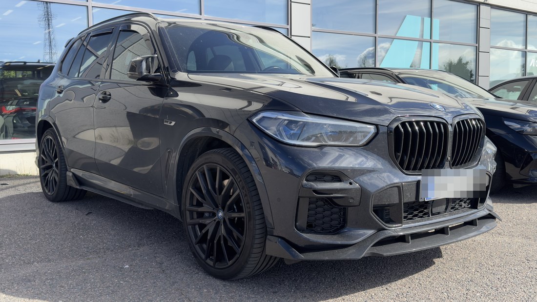 Must BMW X5 esivaates paremalt enne pesu, pind on tolmune ja matt