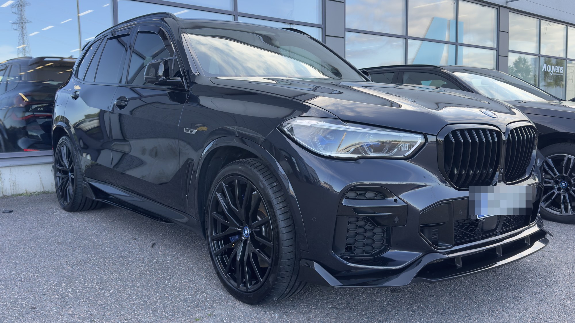 Must BMW X5 esivaates pärast pesu ja keraamilise katte uuendust