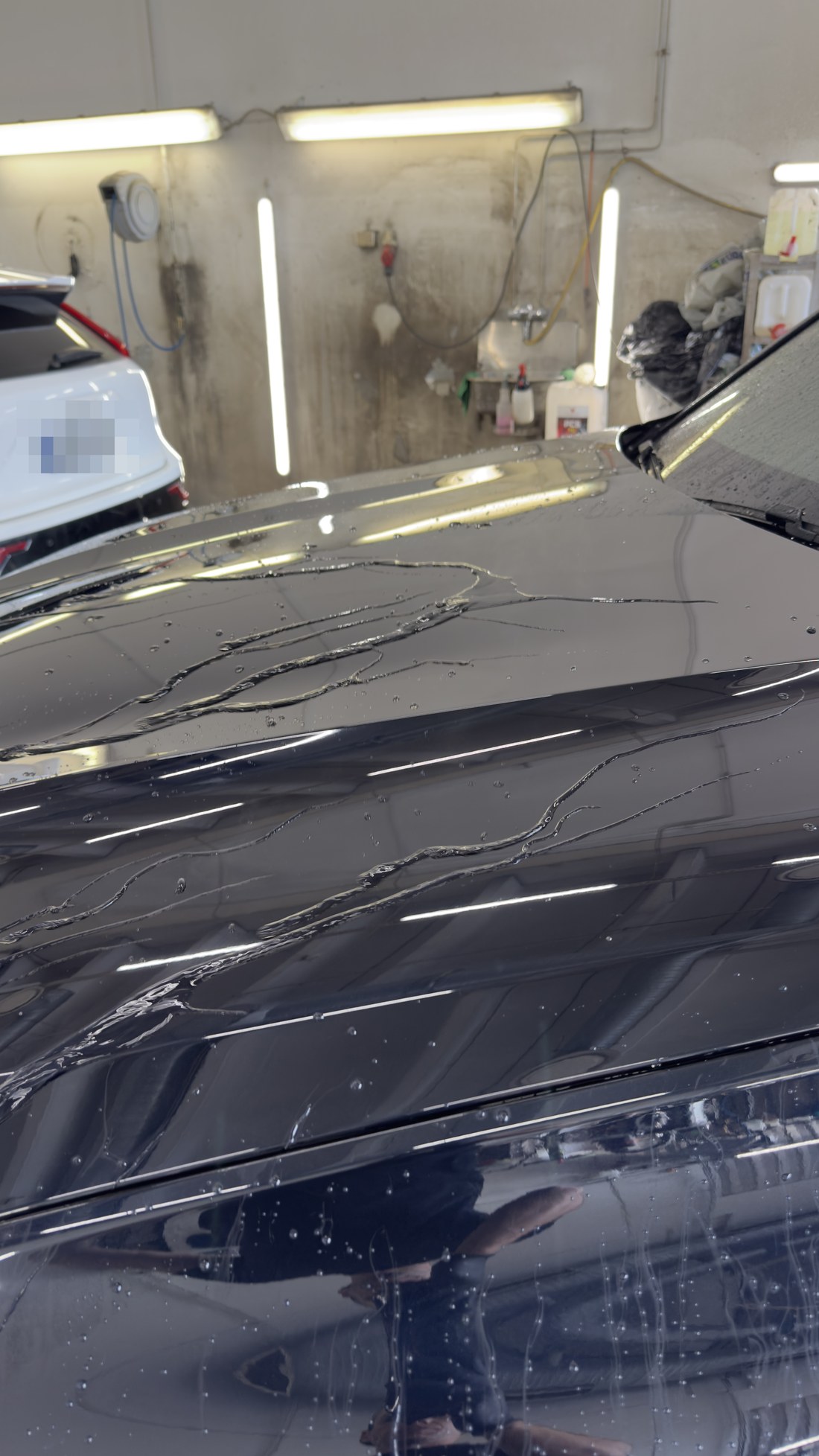 Musta BMW X5 kapott pärast katte uuendust, vesi jookseb pinnalt ühtlaselt maha