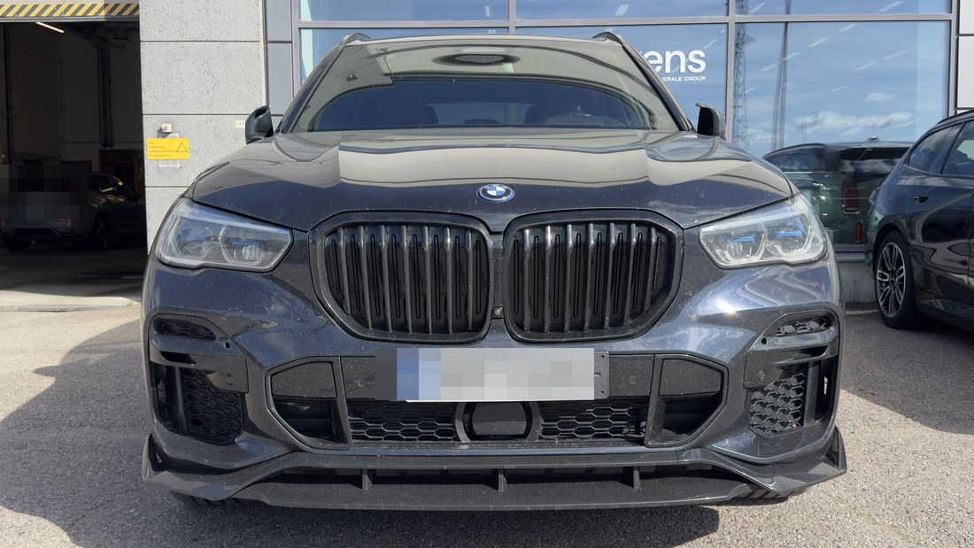 Musta BMW X5 esiots otsevaates enne pesu, kapott ja stange on tolmused