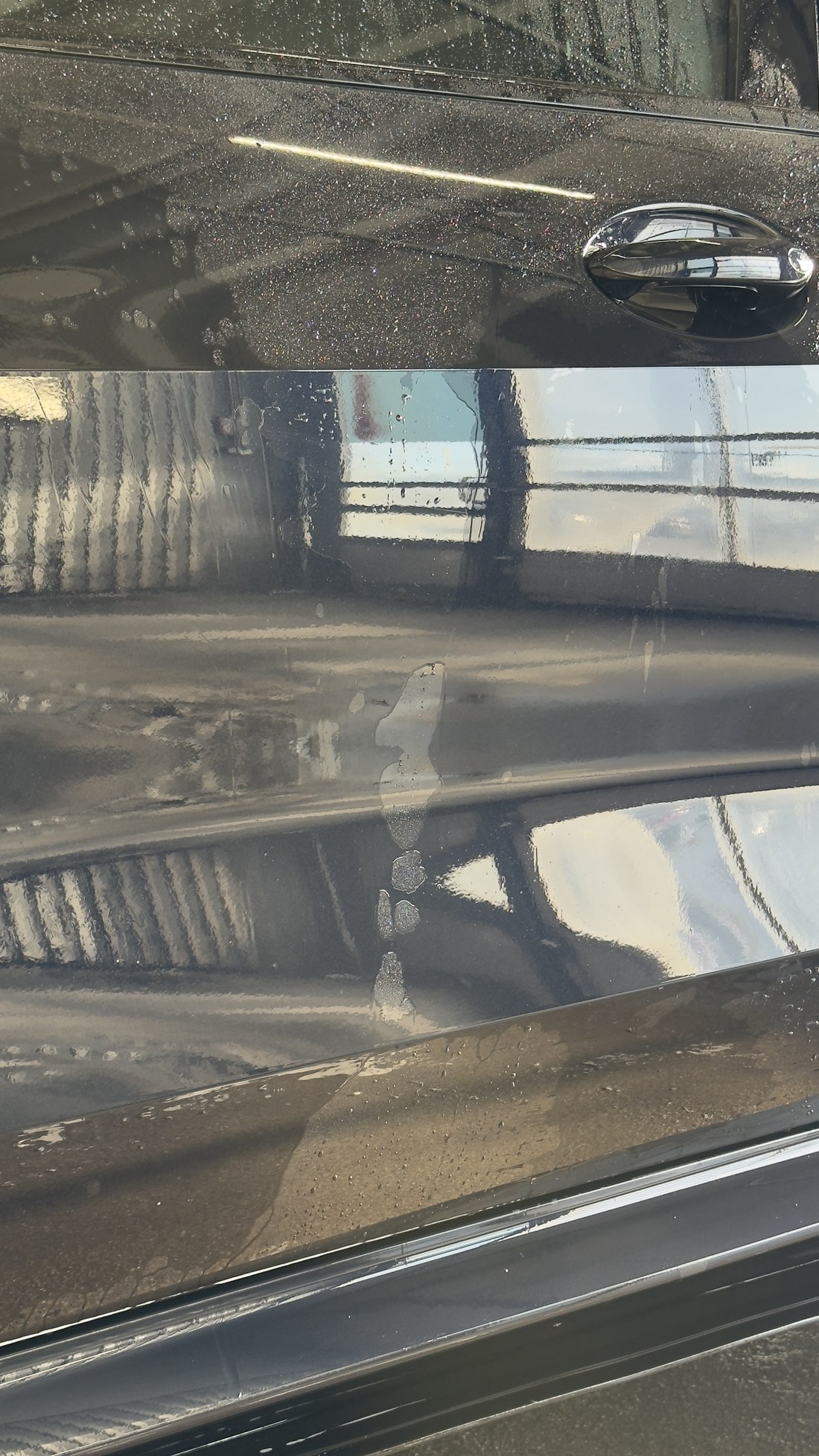 Musta BMW X5 tagauks pärast kontaktpesu, pind on märg ja puhas