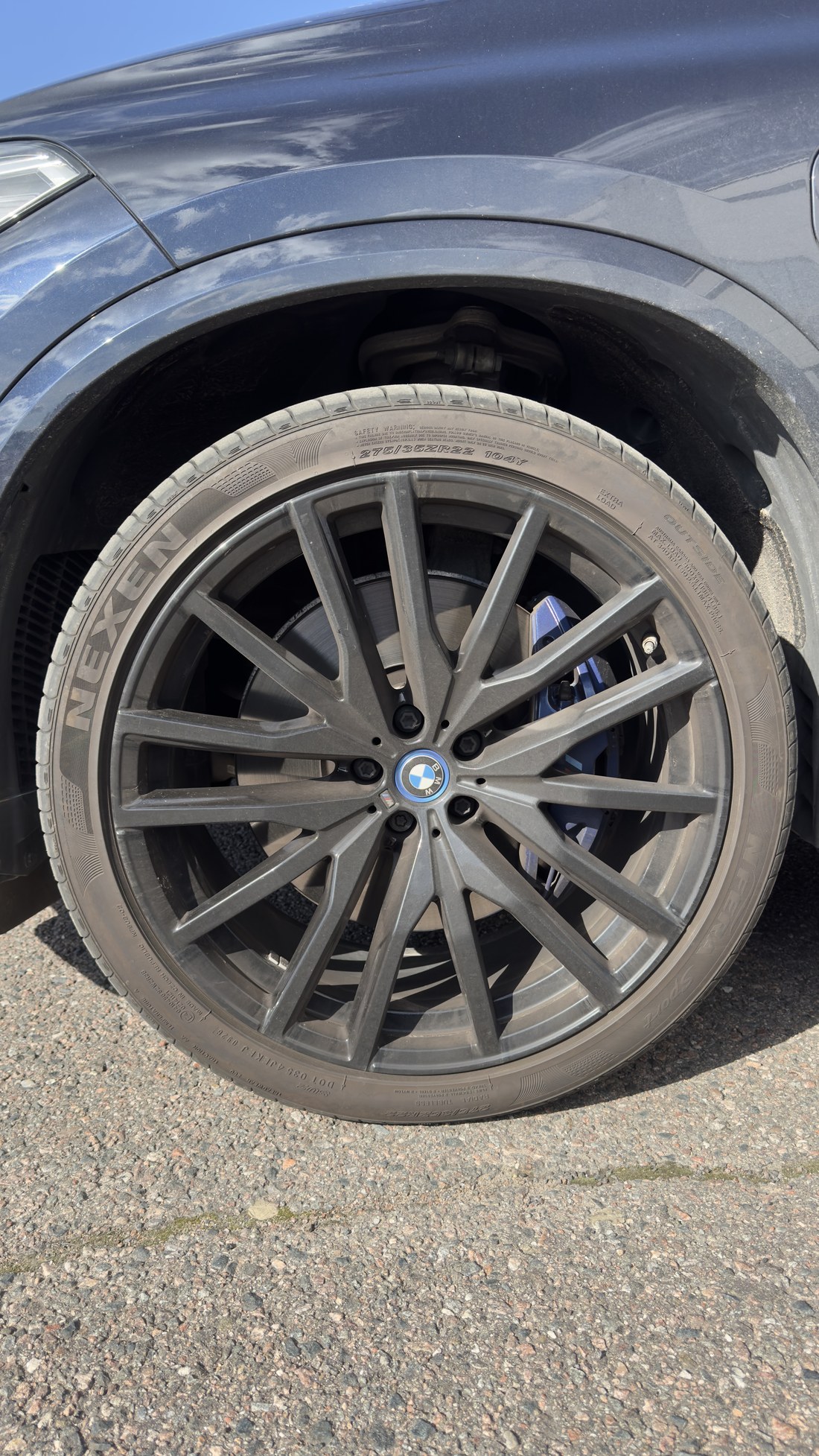 BMW X5 vasak esivelg enne pesu, kodaratel piduritolm ja teetolm