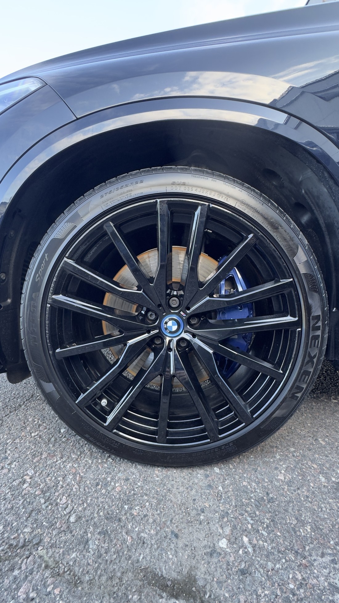 BMW X5 vasak esivelg pärast pesu, kodarad on puhtad ja läikivad, sinine pidurisadul näha
