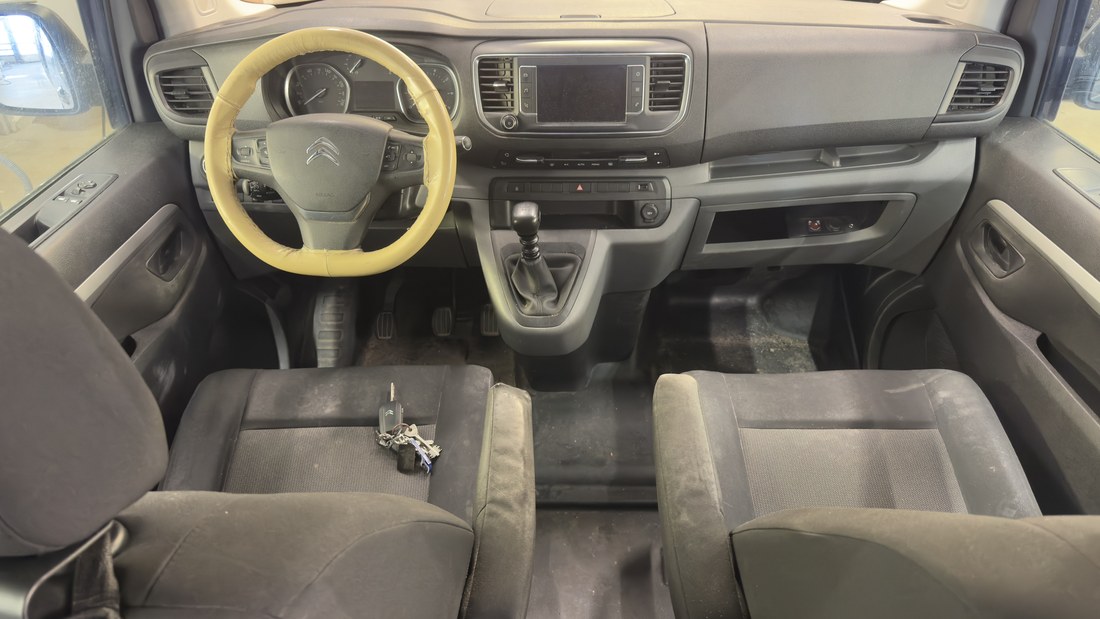 Citroën Jumpy armatuur ja esiistmed enne tööd, põrand on must