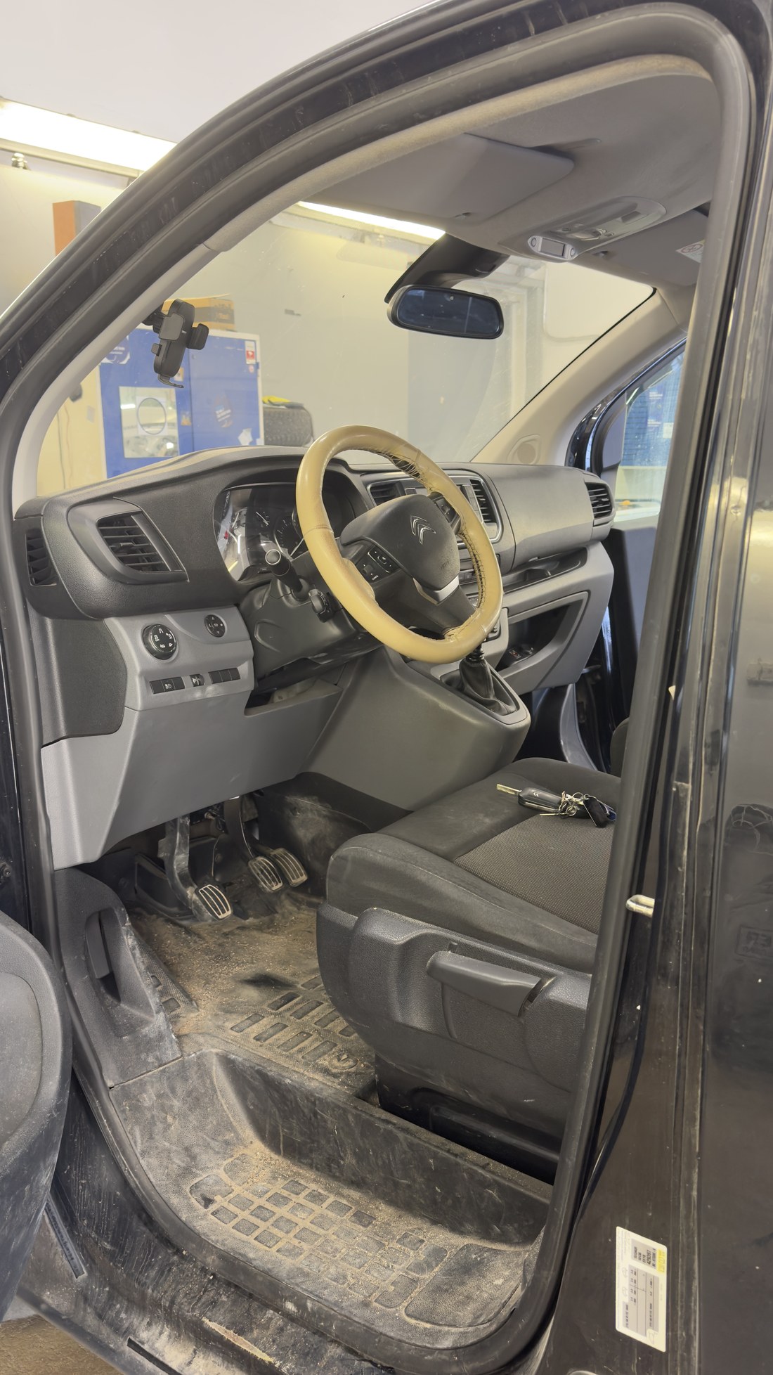 Citroën Jumpy juhi pool avatud uksega enne tööd, lävepakk ja põrand on mustad