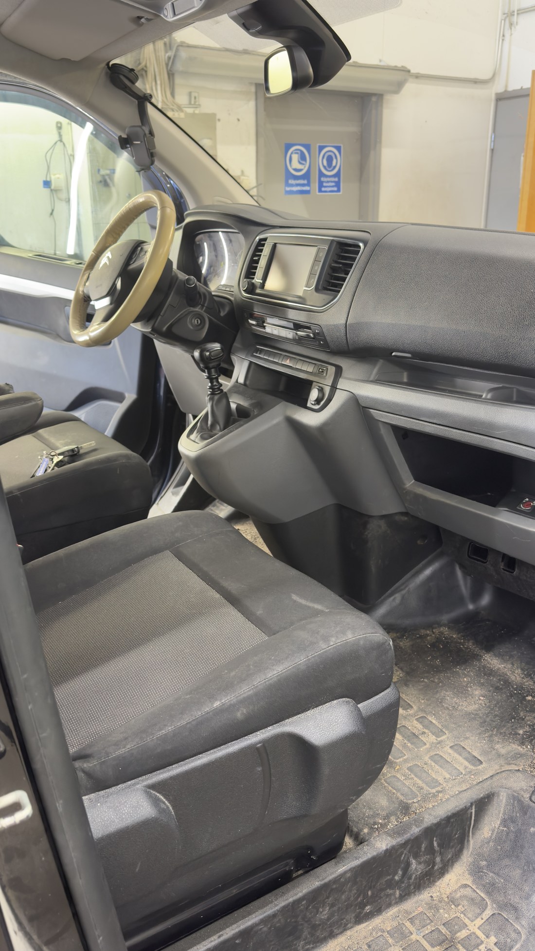 Citroën Jumpy kõrvalistuja iste ja põrand enne tööd