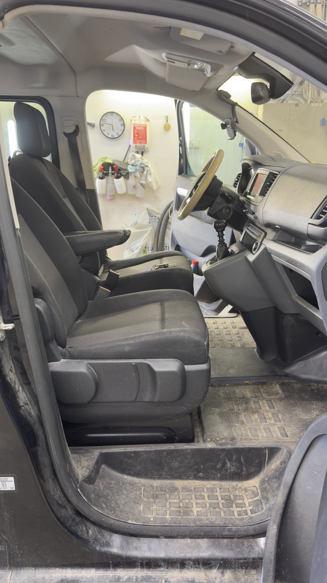 Citroën Jumpy kõrvalistuja pool avatud uksega enne tööd, põrand ja lävepakk on tolmused