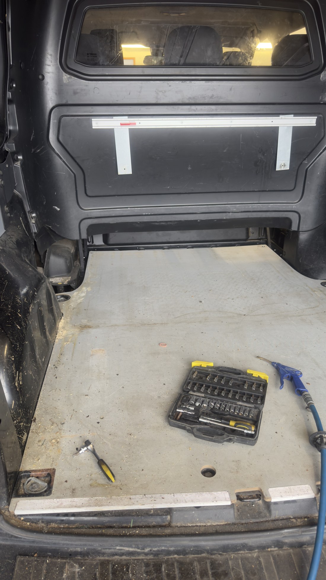 Citroën Jumpy kaubaruum, riiul on välja võetud ja põrandaplaat on veel all, kõrval tööriistakast