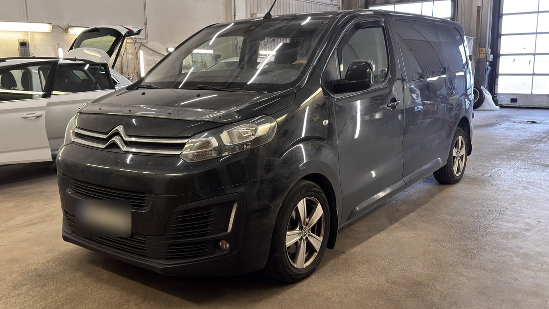 Must Citroën Jumpy esivaates enne pesu, kere on tolmune ja matt