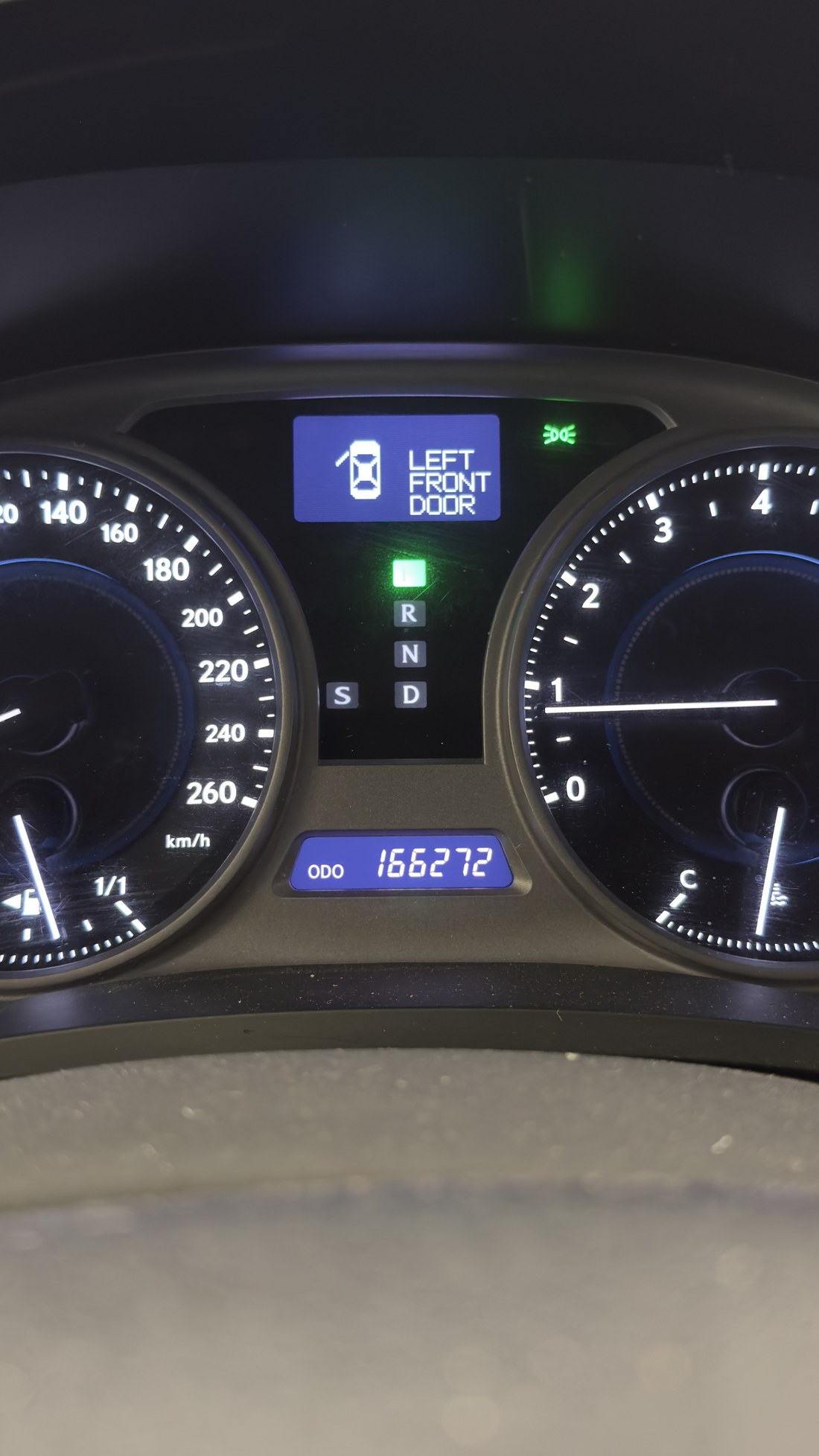 Lexus IS 250 näidikuplokk, odomeeter näitab 166 272 kilomeetrit
