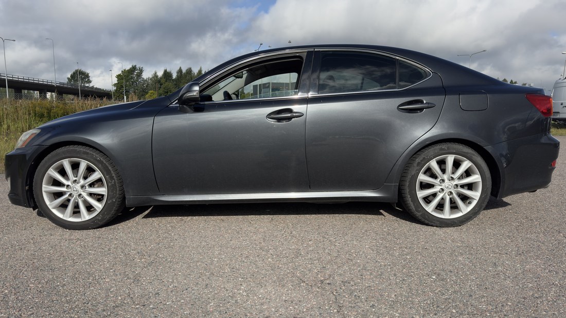 Metallikhall Lexus IS 250 külgvaates õues enne töö algust