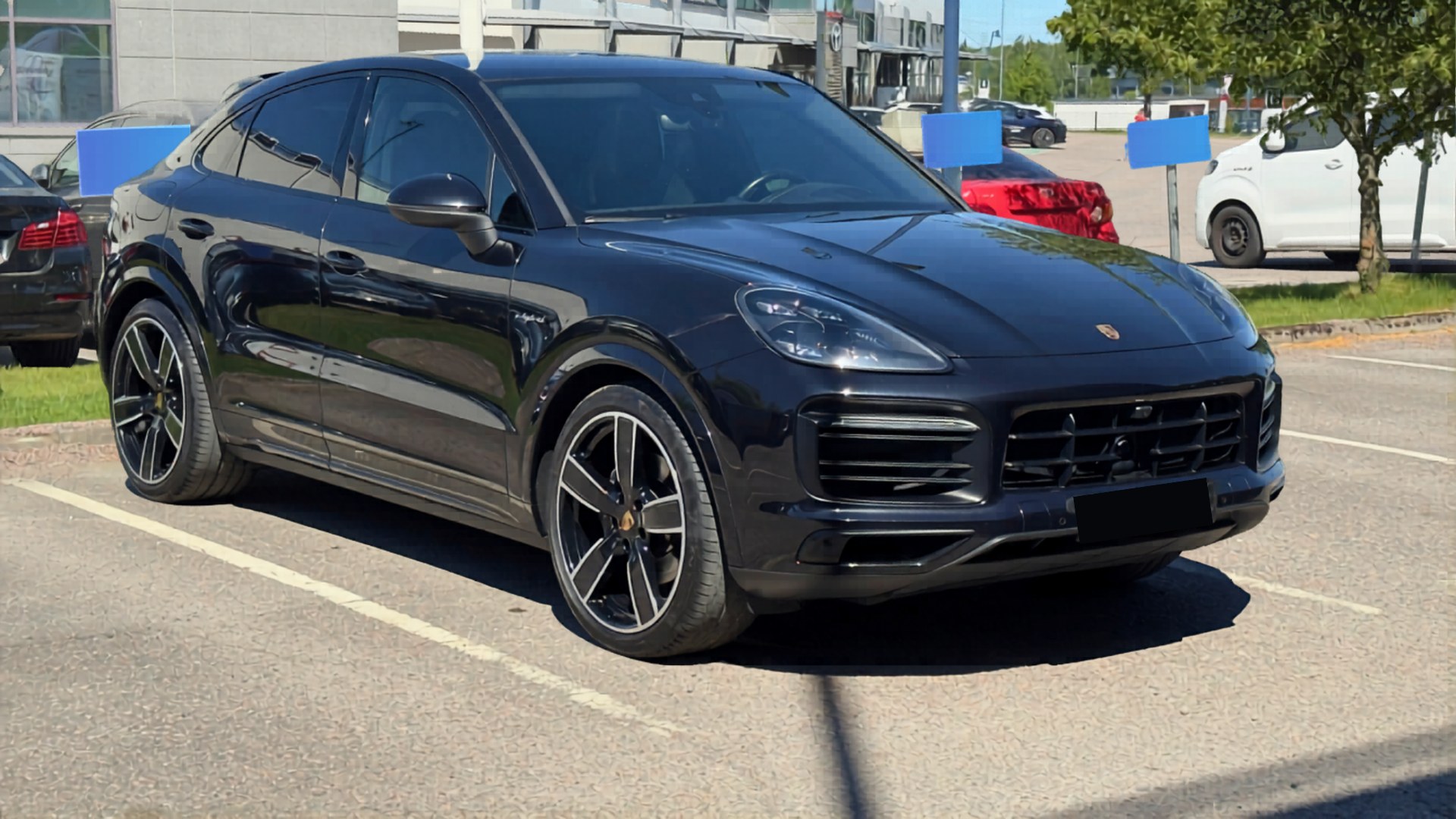 Must metallik Porsche Cayenne e-Hybrid pärast värvipinna värskendust