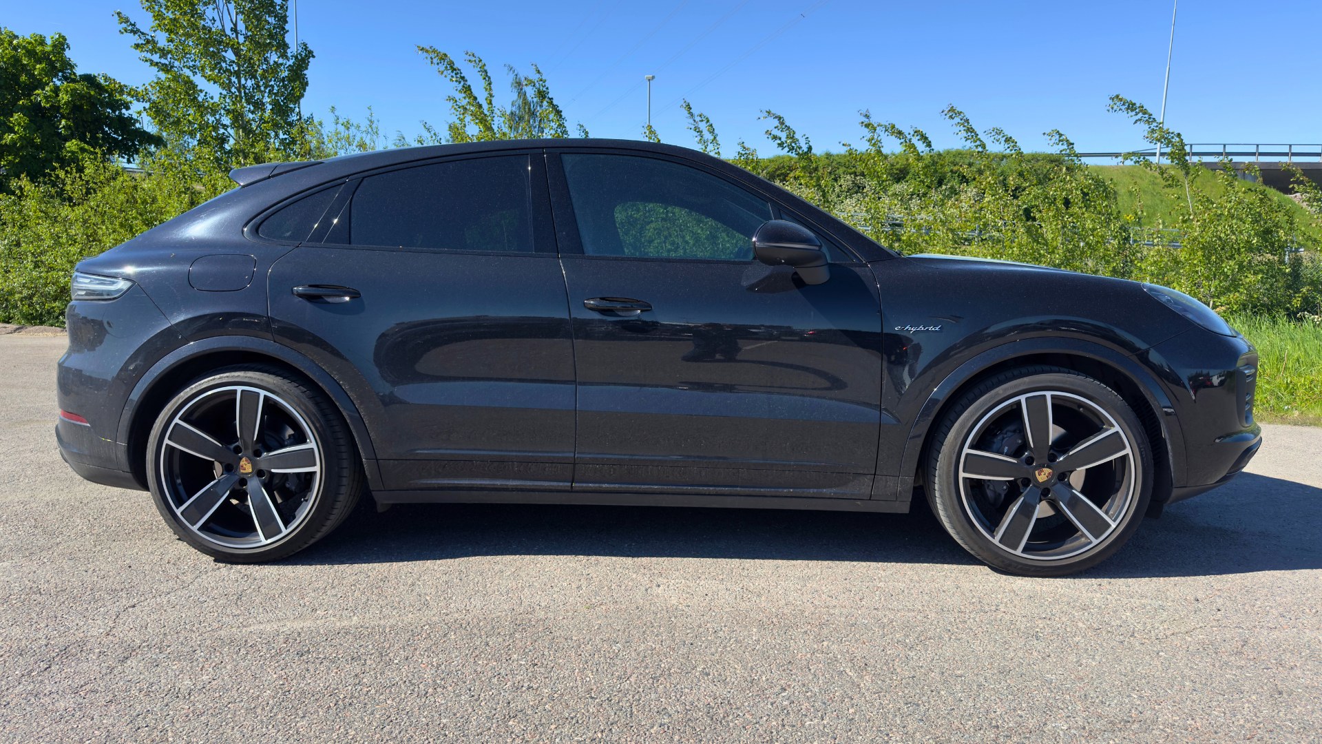 Must Porsche Cayenne e-Hybrid külg enne värvipinna värskendust