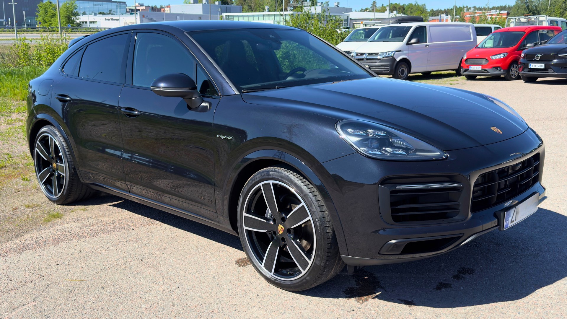 Porsche Cayenne 3/4 vaade pärast värvipinna värskendust, ühtlane must metallik